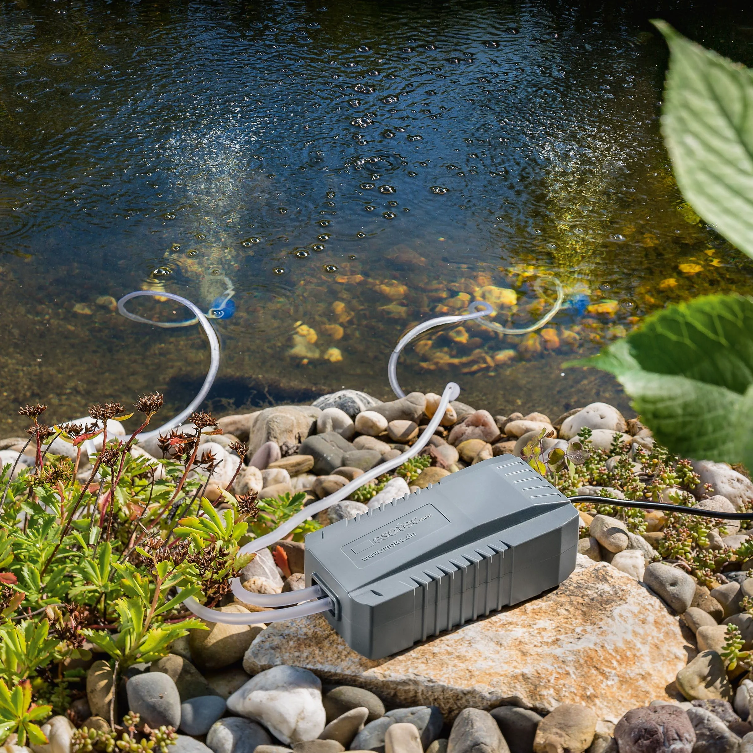 Aérateur de Bassin Solaire Professionnel avec Akkuspeicher – 8 W Solar Modeul 200 L/H Air – Extragroßes Solar Modeul Plus Batterie – Pompe à oxygène pour Bassin Esotec Pro 101846
