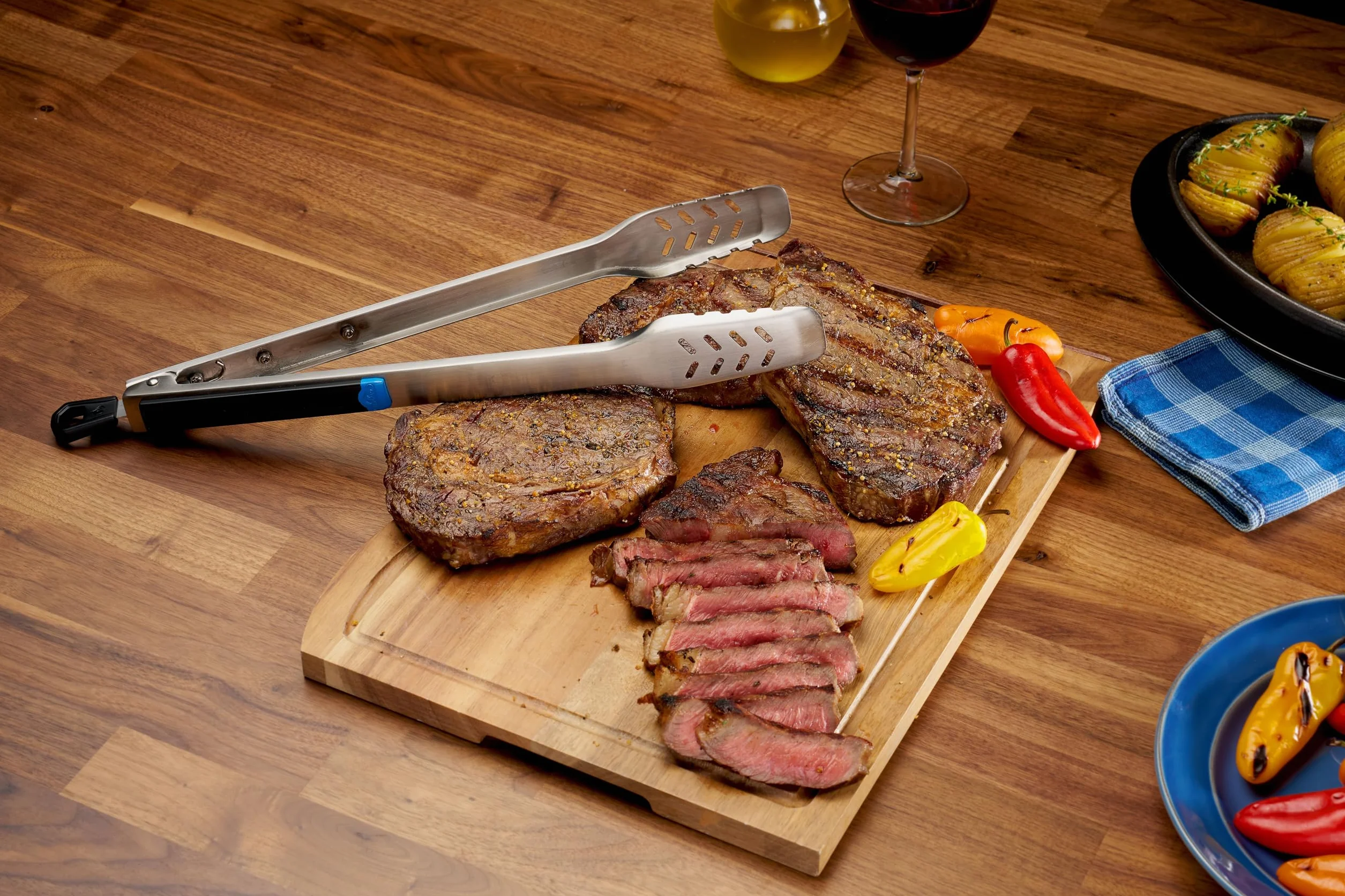 Napoleon® Accessoire de barbecue – GATL004 – Pince à gril, mécanisme de verrouillage, extrémités rainurées, poignée antidérapante, aspect suspendu pour le rangement