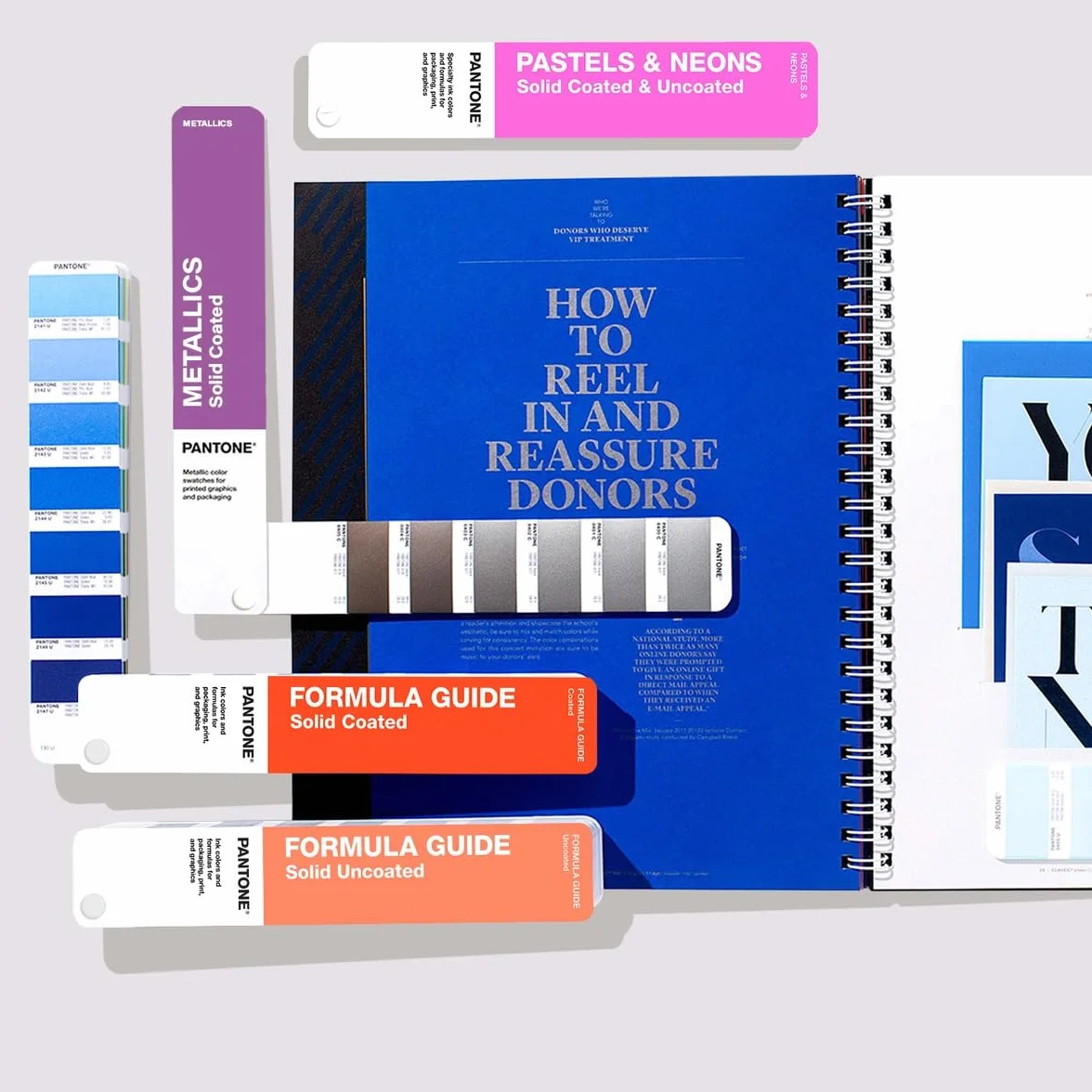 Pantone GP1605B Solid Guide Set - Formula Guide couché et non couché & classeurs d'échantillons Solid Chips