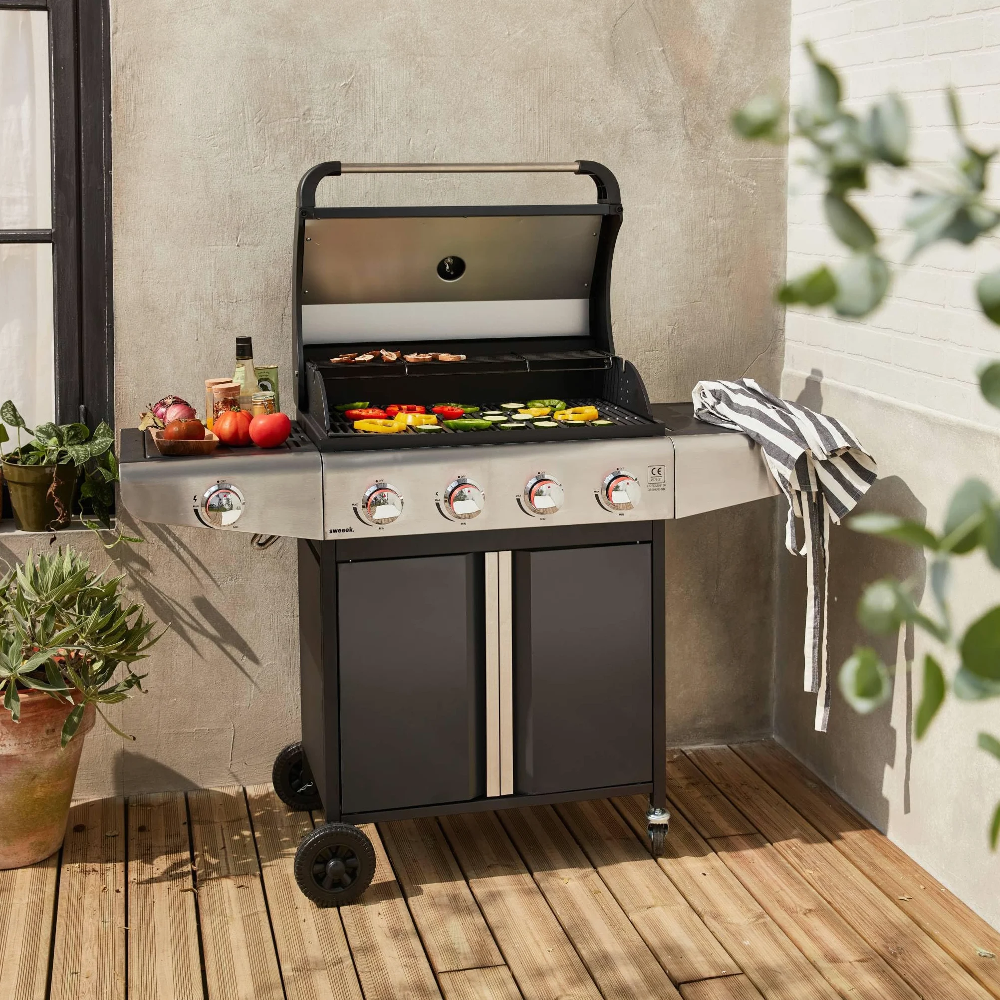 Alice's Garden - Barbecue au gaz - Bazin Gris anthracite - Cuisine extérieure 5 brûleurs dont 1 feu latéral avec tablettes et thermomètre. rangement. roues
