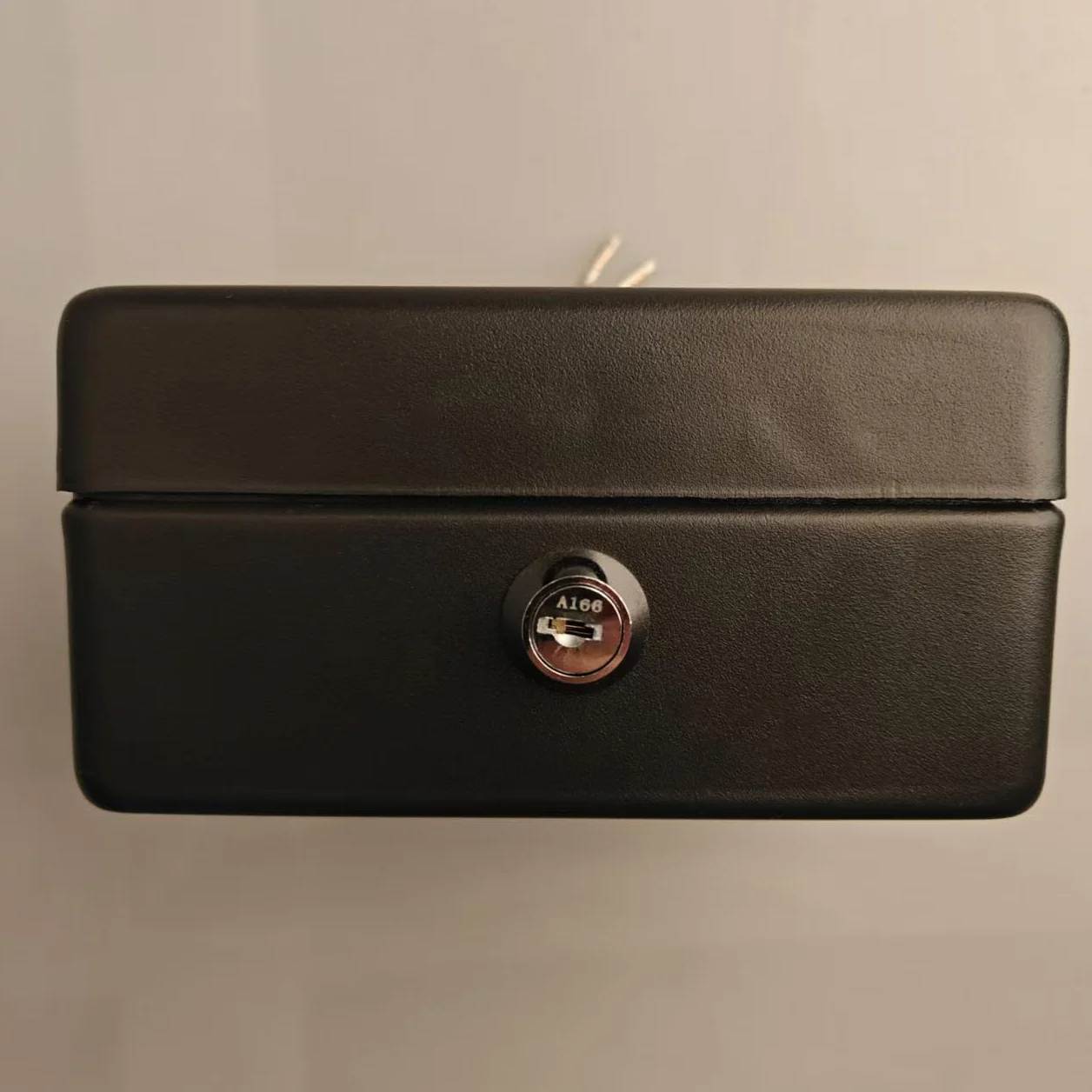 Caisse avec Serrure à clé Tirelire portative en métal Double Couche 2 clés sécurité 20*16*9cm Noir