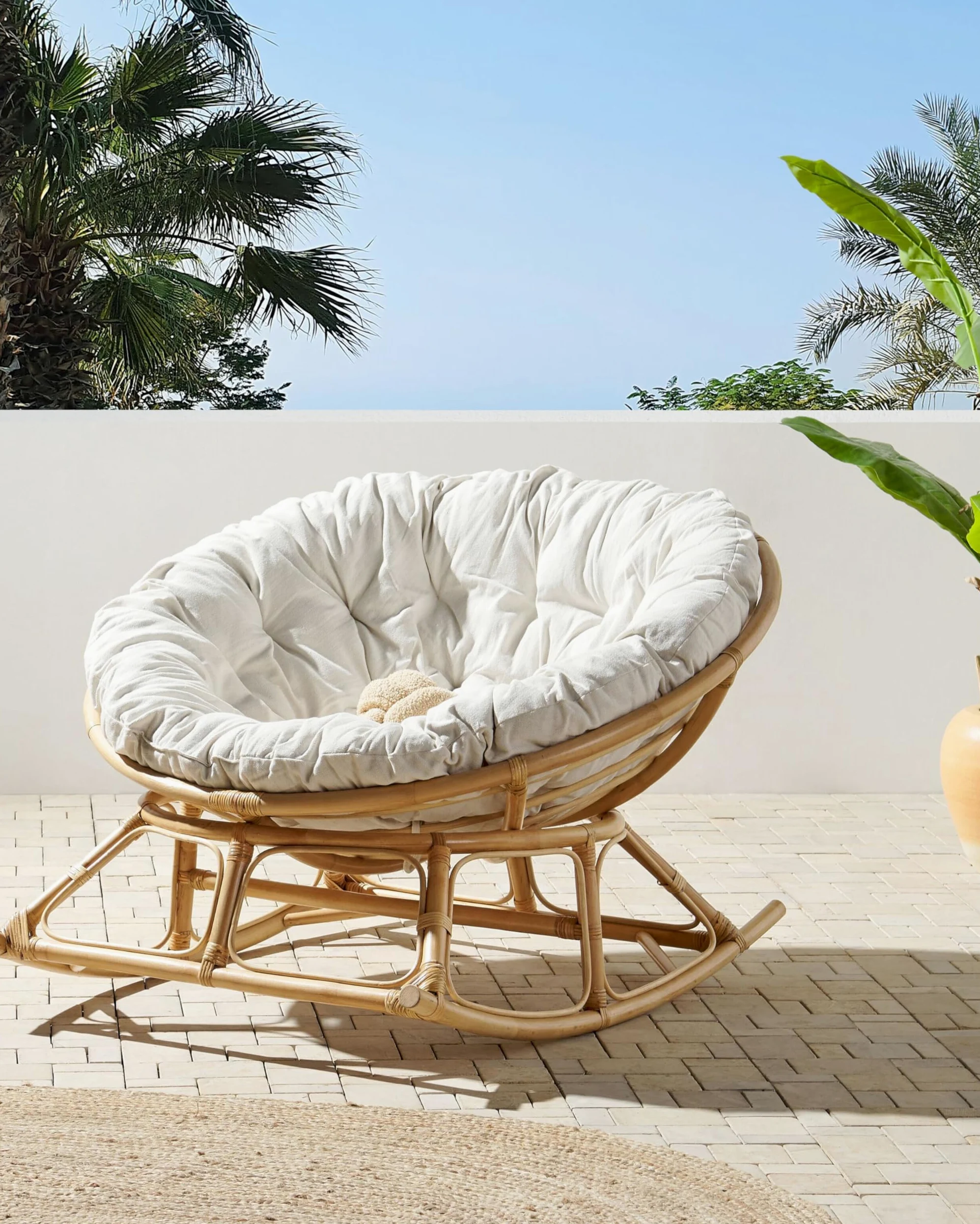 Beliani Fauteuil à Bascule Rond en Rotin Ton Naturel et Beige Clair Empilable Orvieto