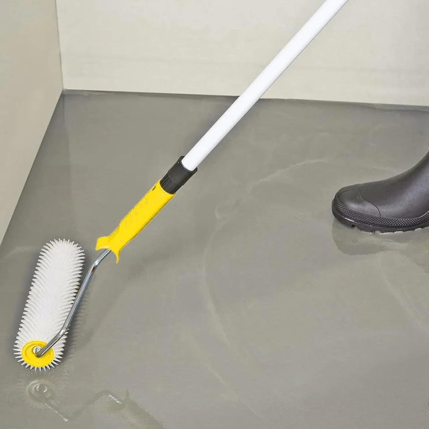 Rouleau à pointes 15 cm pour sols autonivelants, époxy, latex, dissolvant de bulles