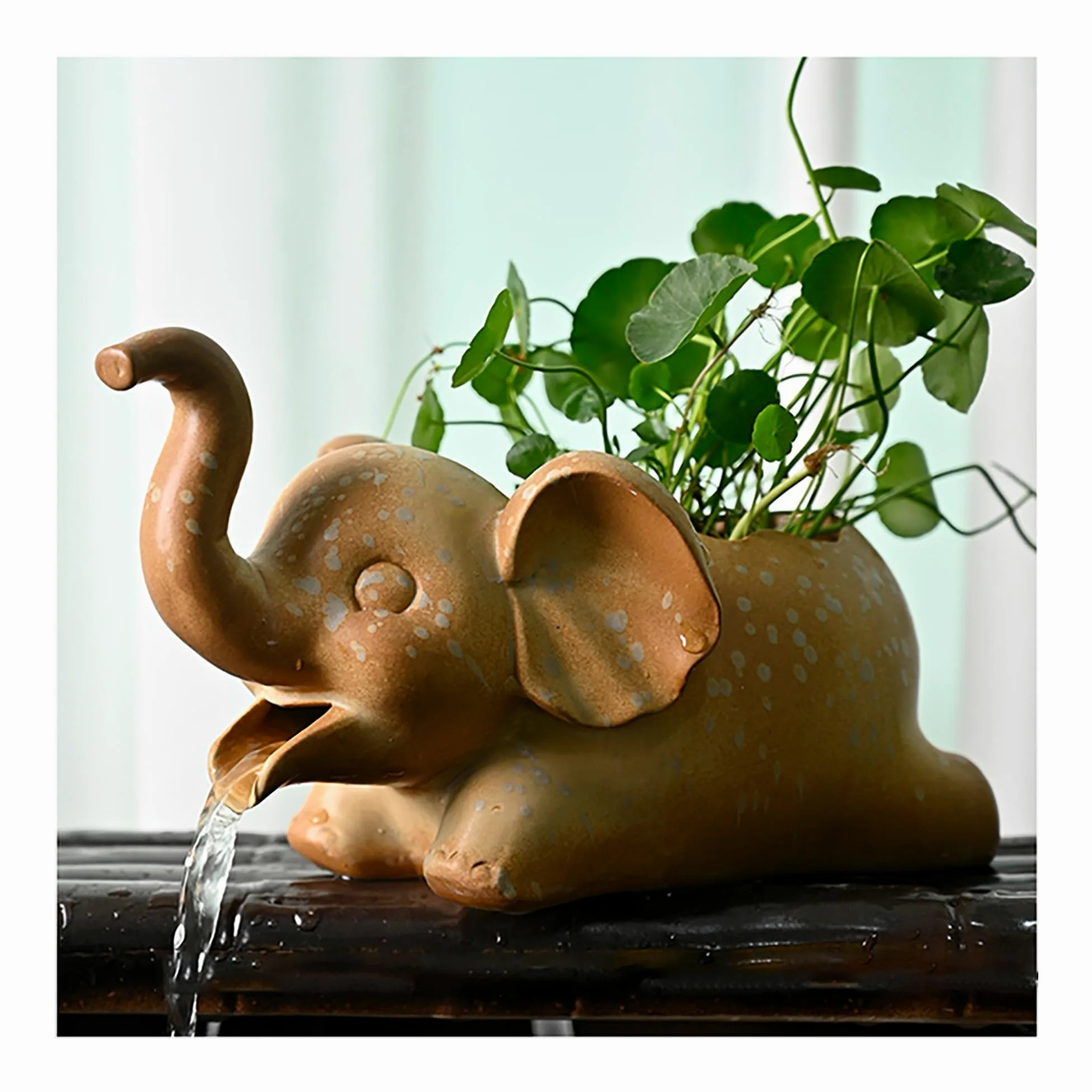 Fontaine cracheuse en céramique Lucky Elephant Fontaine à Circulation d'eau, Ornement pour Bassin à koï, Jardin, terrasse et Jeux d'eau extérieurs (Pompe Non Incluse)(Giallo)