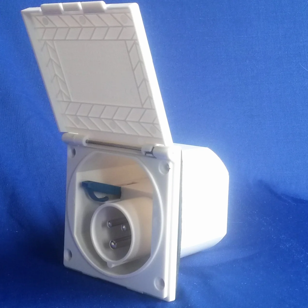 Prise CEE encastrée blanc signal pour camping-car caravane connexion électrique