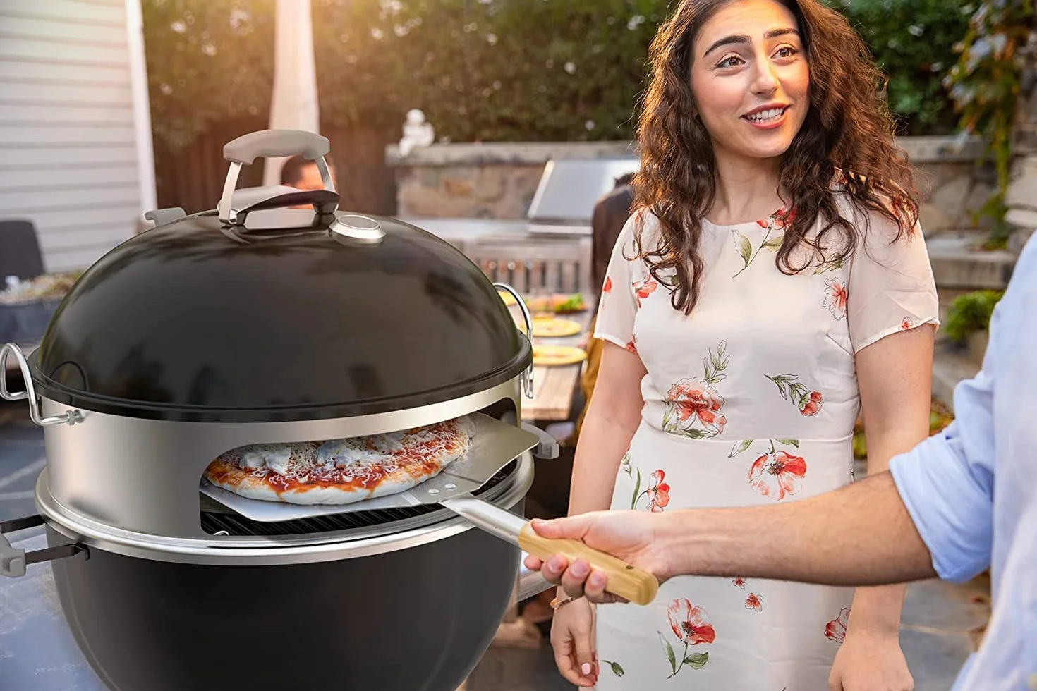 Onlyfire BRK-6023 Kit Pizza Weber 57 cm - Anneau INOX Poignées Amovibles, Pierre 38 cm, Pelle, Thermomètre - Accessoire Barbecue Charbon Kettle