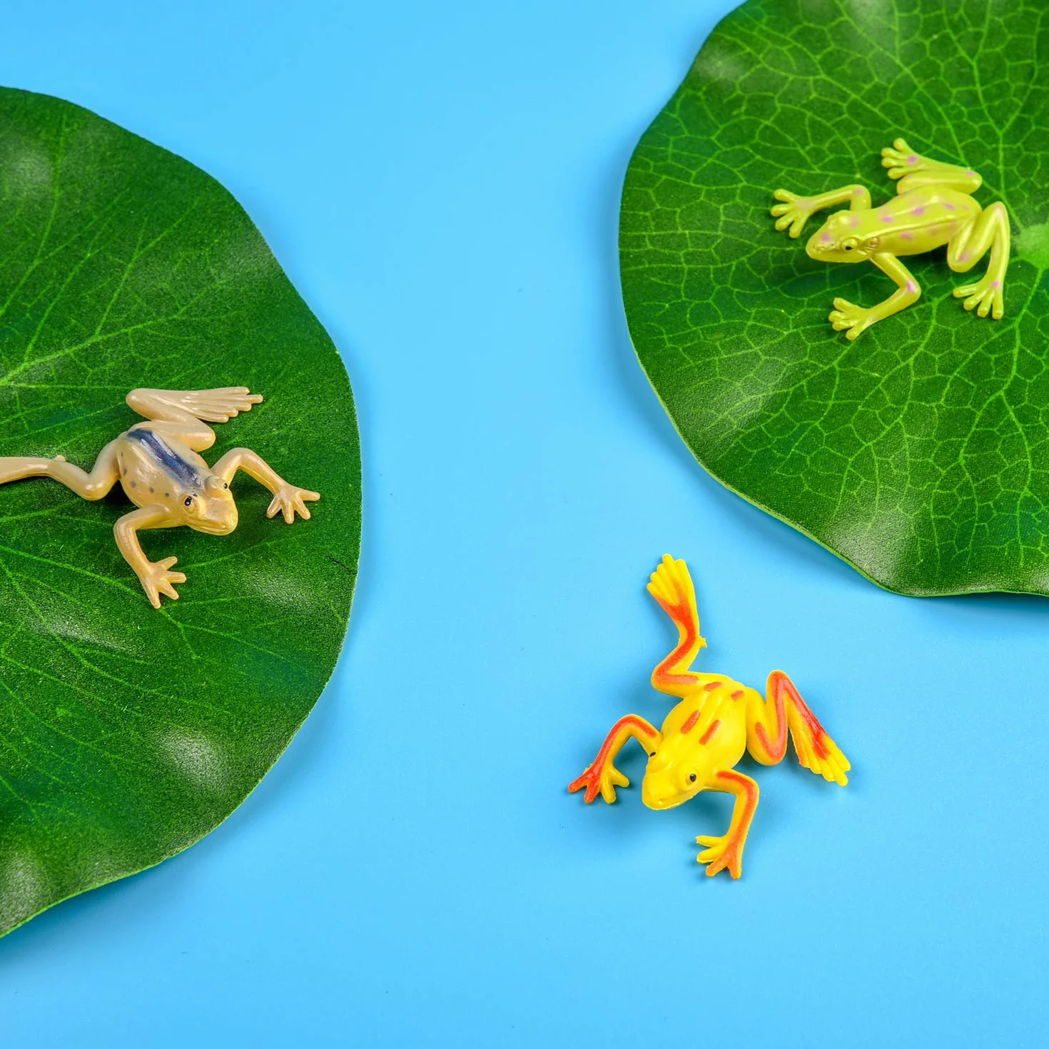 Lot de 20 grenouilles en plastique - 12 grenouilles colorées - 8 feuilles de lotus artificielles flottantes pour étang, piscine, loisirs créatifs