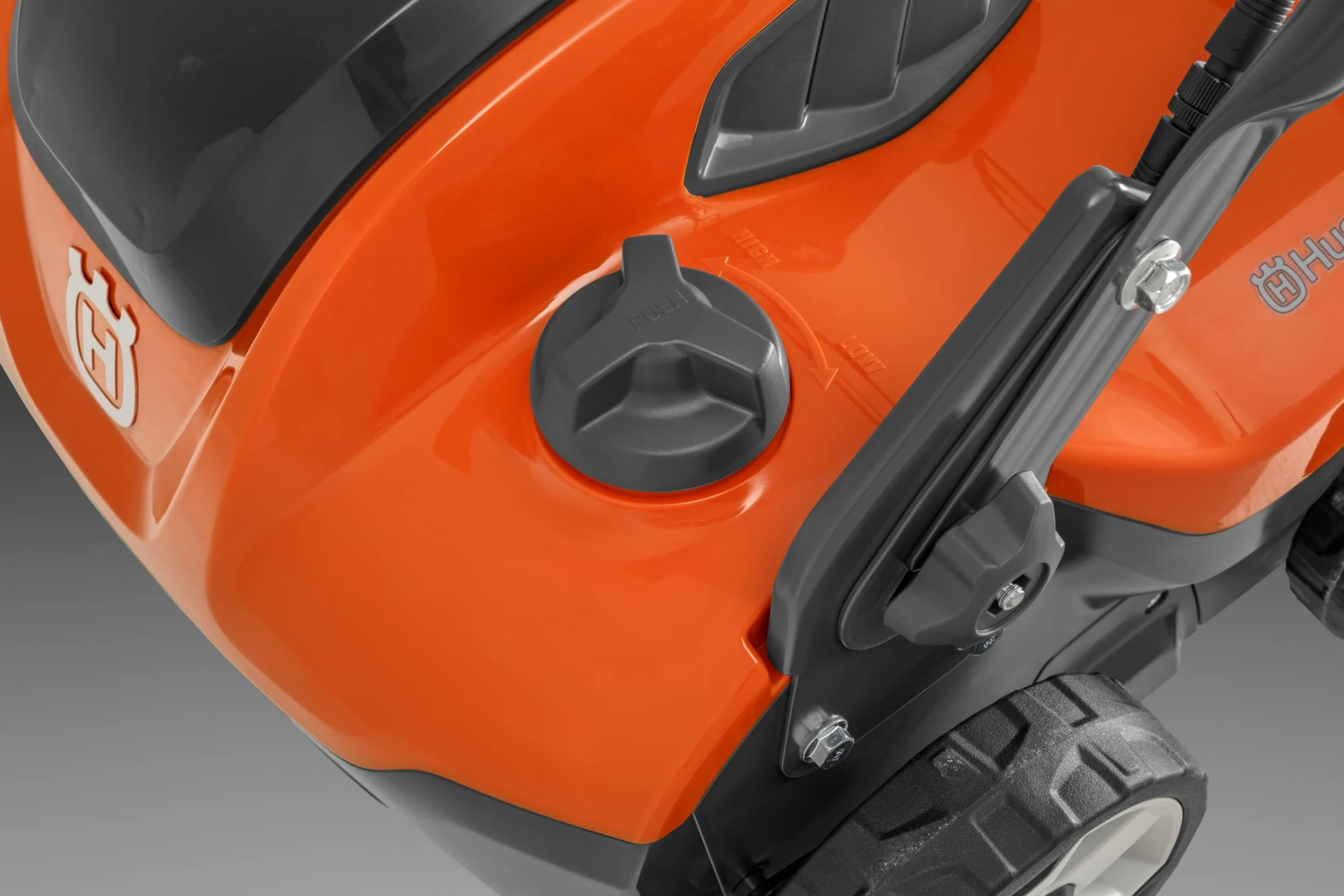 Scarificateur sans Fil Husqvarna S138i, 36 V, Largeur 37,5 cm, Profondeur réglable, poignée Pliable, 2 Batteries, Mode Save™. Batterie et Chargeur Inclus.