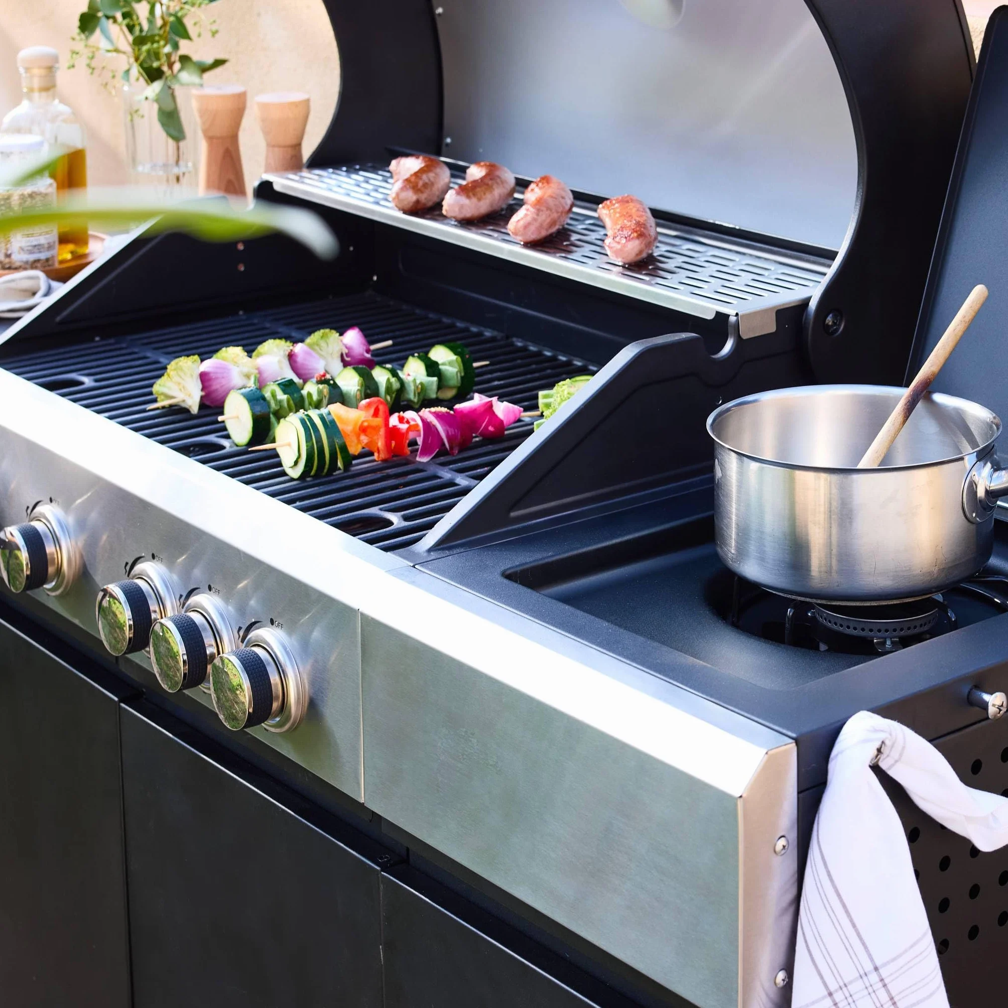 Sweeek Barbecue gaz 4 brûleurs + 1 feu latéral MAXIM noir acier L 145.5 x P 61.5 x H 143.5cm