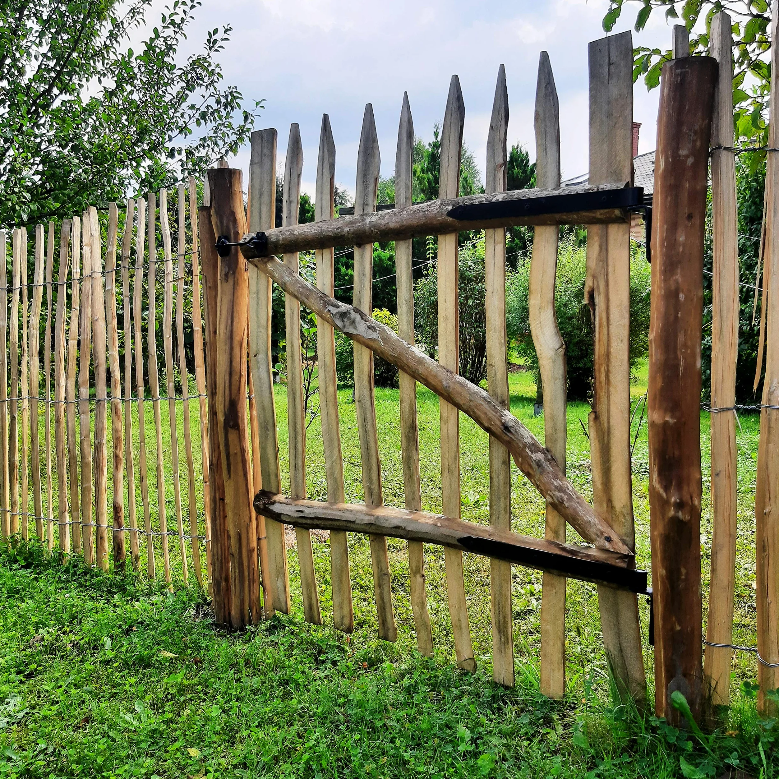 BOGATECO Grande Portillon Ferme Jardin en Bois | Largeur: 100cm | Hauteur: 120 cm | Largeur Entre Piquets de Clôture 6-7 cm | Comprend Charnières et Accessoires | Porte S'ouvre à Droite