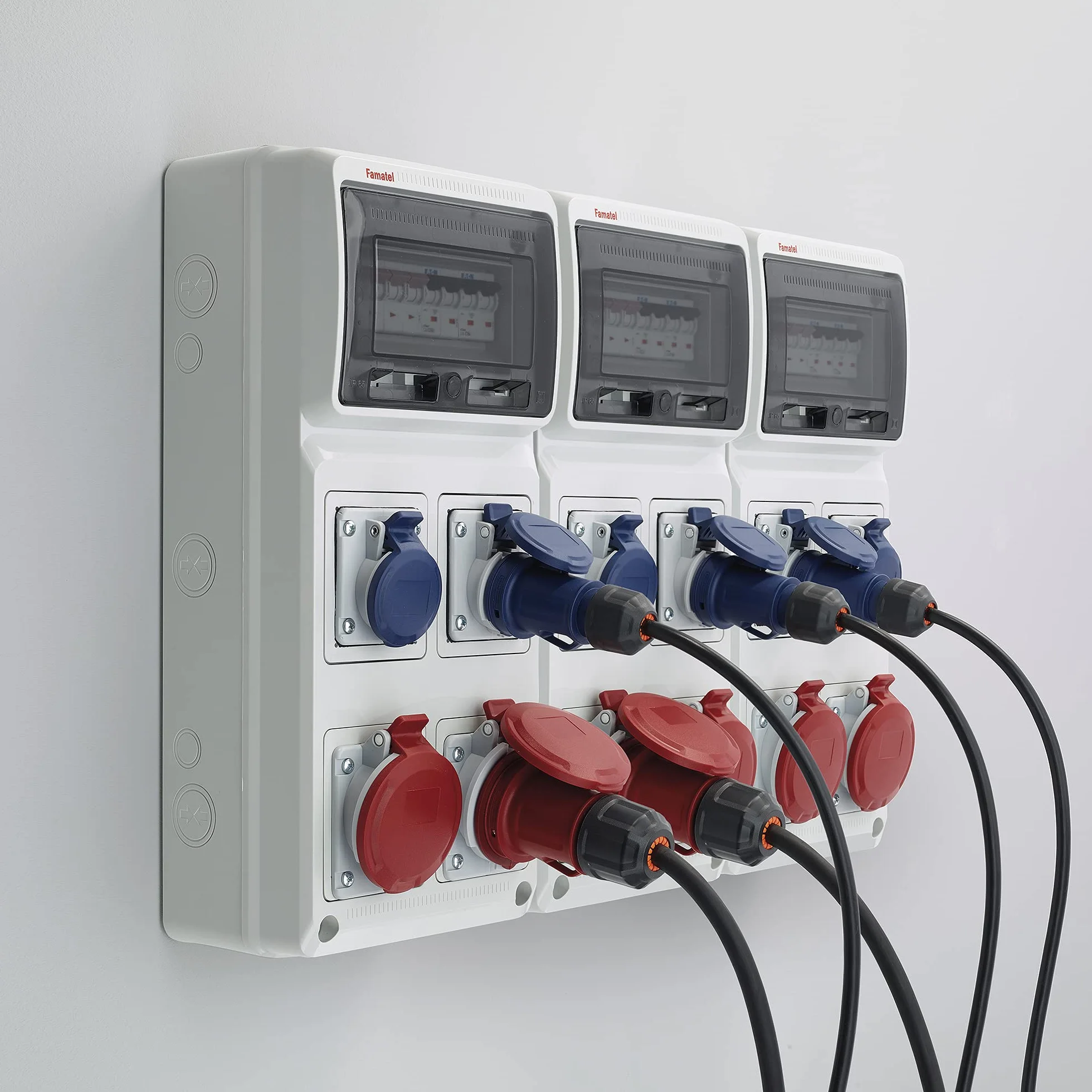FAMATEL Base Encastrer 2P 32A 220V IP44
