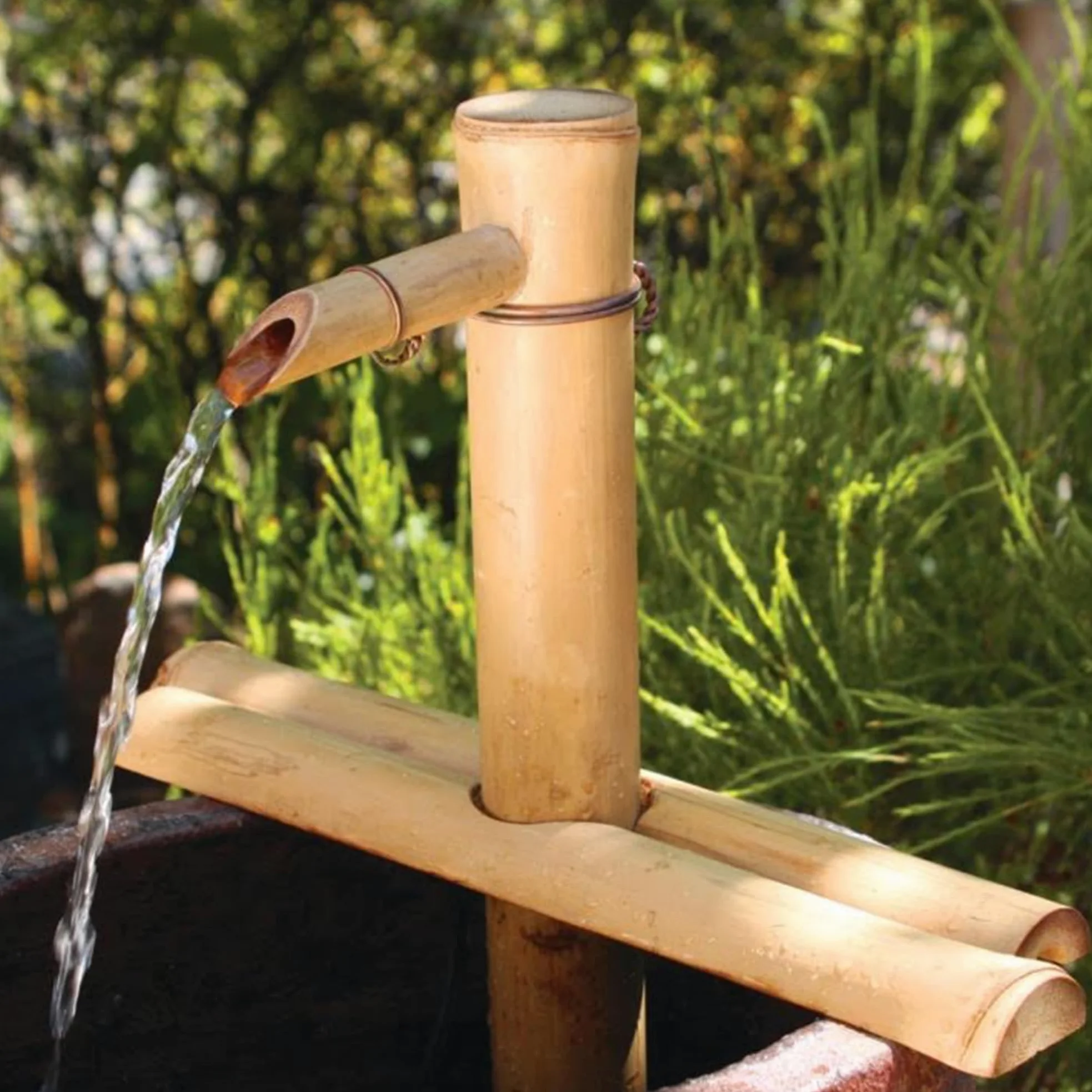 Bamboo Accents Kit de Fontaine de Jardin Zen - Bec Réglable Finition Mate Lisse - 220V Pompe Submersible - Fontaine à Eau Intérieure et Extérieure, Contenant Non Inclus (30 cm Demi-Ronds Réglables)
