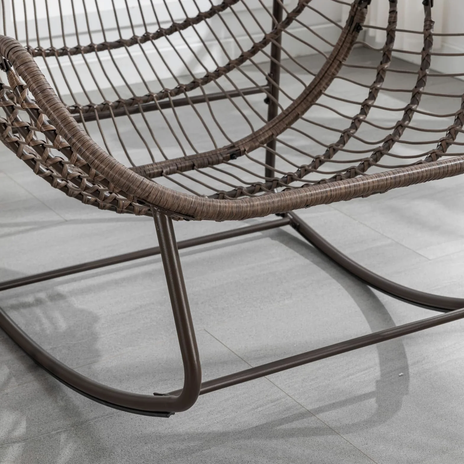 Sweiko Fauteuil à Bascule d'Extérieur en Rotin avec Coussin Moelleux,Fauteuil de Loisirs Ergonomique Adapté aux Porches,Salons,Terrasses et Jardins (LightGray)