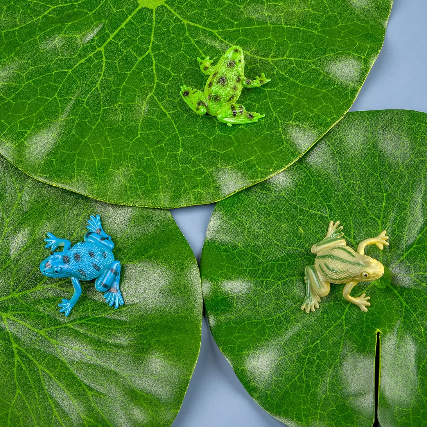Lot de 20 grenouilles en plastique - 12 grenouilles colorées - 8 feuilles de lotus artificielles flottantes pour étang, piscine, loisirs créatifs