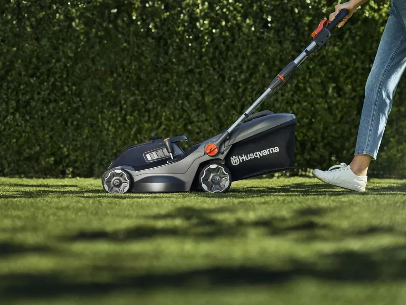 Husqvarna Aspire LC34-P4A Tondeuse à Gazon sans Fil avec Batterie 18 V et Chargeur, pour 500 m² de Surface de pelouse I Tondeuse à Gazon électrique (Panier collecteur de 30 l, Largeur de Coupe 34 cm,
