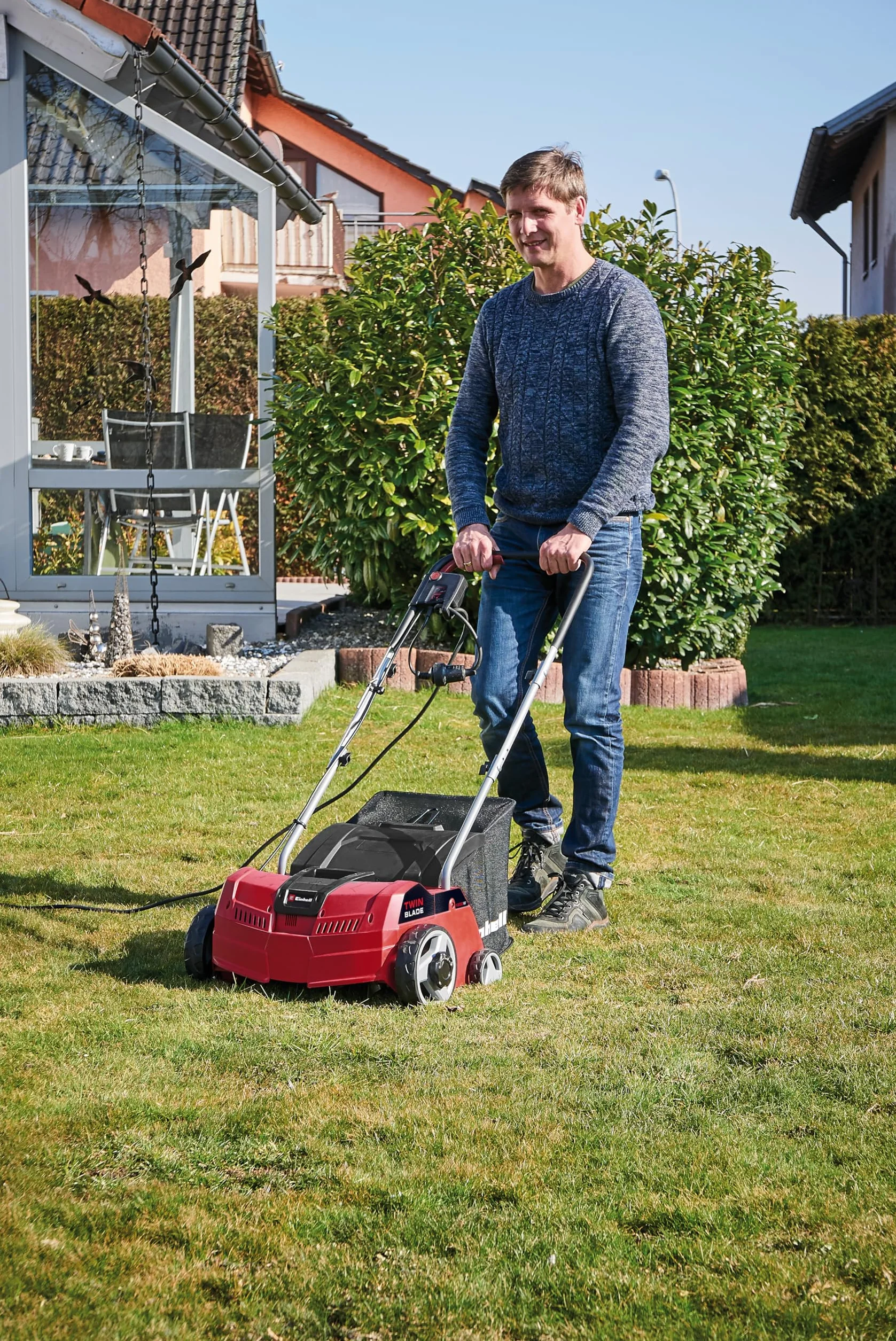 Einhell Scarificateur électrique GC-SA 1231/1 (jusqu'à 300m², 1.2 KW, bac de ramassage de 28L, système de Coupe à roulement à Bille + Rouleau aérateur, Profondeur de Travail réglable)