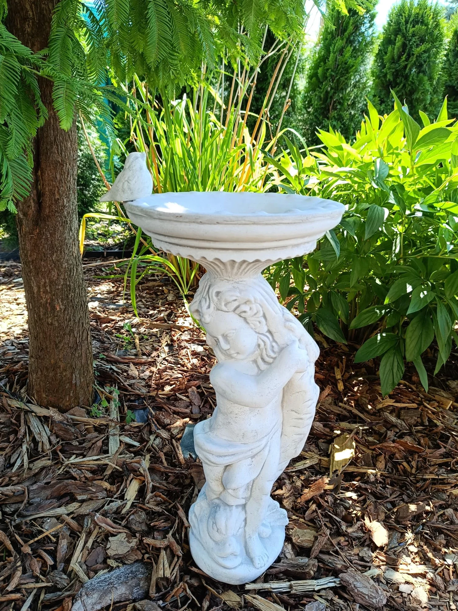 Bain d'oiseaux au design antique en forme de garçon tenant un poisson, fabriqué en pierre coulée