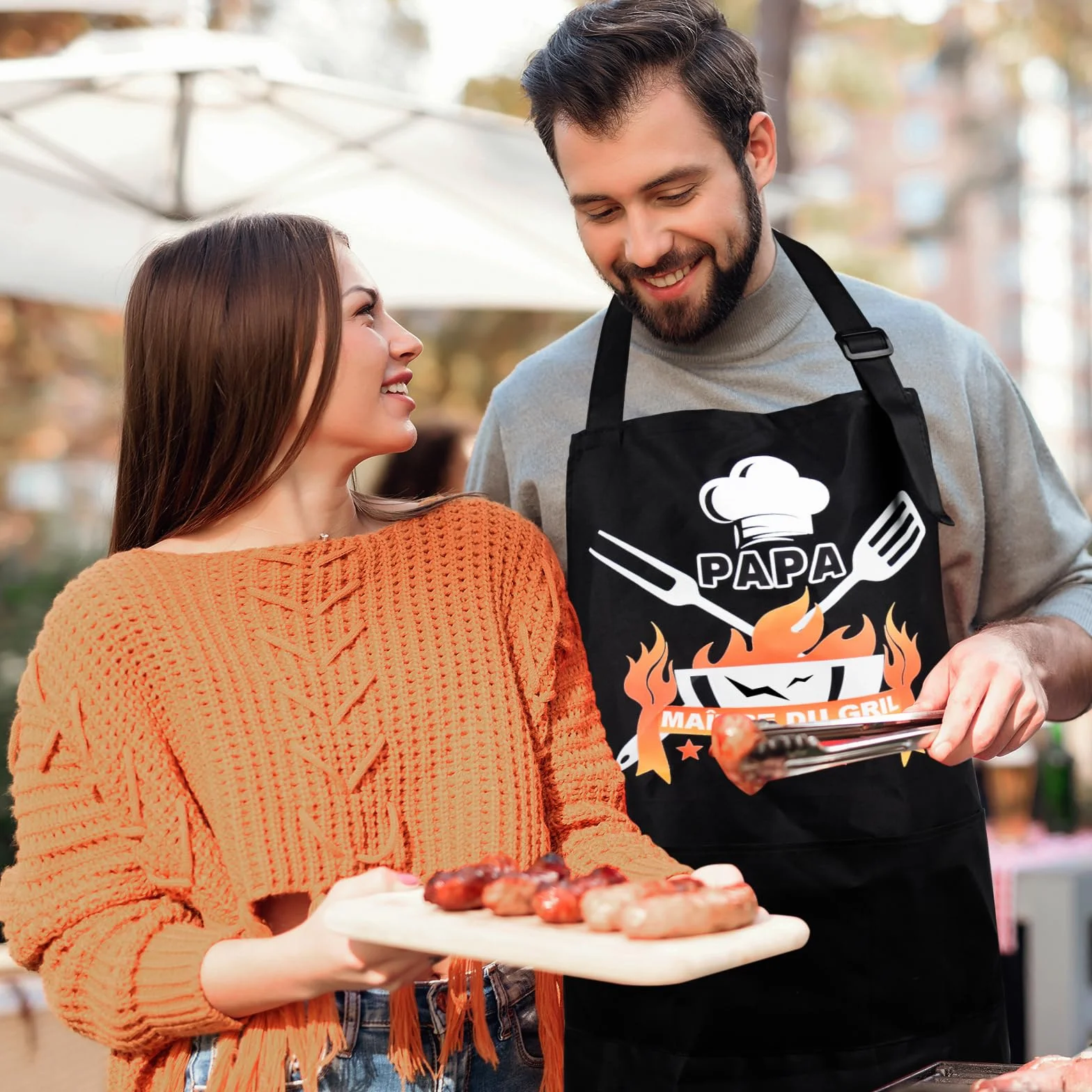 Tablier Barbecue Homme Cadeau Fete Des Peres Tablier Cuisine Homme Humour Cadeau Anniversaire tablier Papa Barbecue Chef Humoristique Accessoire Avec 3 Poches Pour BBQ Fête Noël