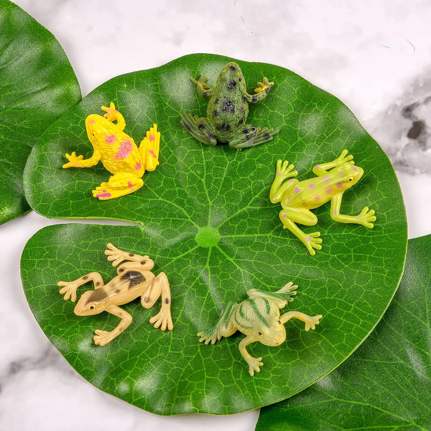 Lot de 20 grenouilles en plastique - 12 grenouilles colorées - 8 feuilles de lotus artificielles flottantes pour étang, piscine, loisirs créatifs