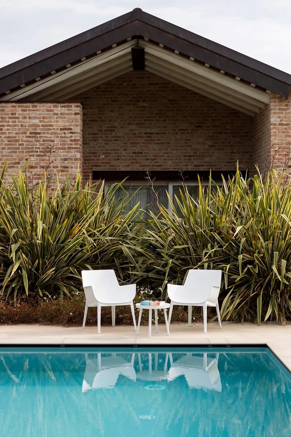 Lot de 2 fauteuils avec table basse d'extérieur en polypropylène renforcé de fibre de verre, fauteuils de piscine, fauteuils de balcon ergonomiques - Betty (ensemble avec table blanche)