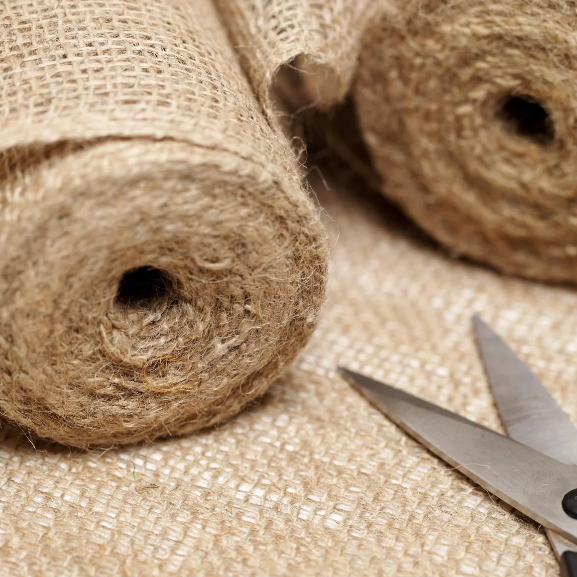 La Cordeline – Bande de Toile de Jute Naturelle 20 cm - Rouleu de 18 mètres – Épaisse 230 g/m² – Aspect Rustique – Décoration Champêtre, Mariage, Jardinage