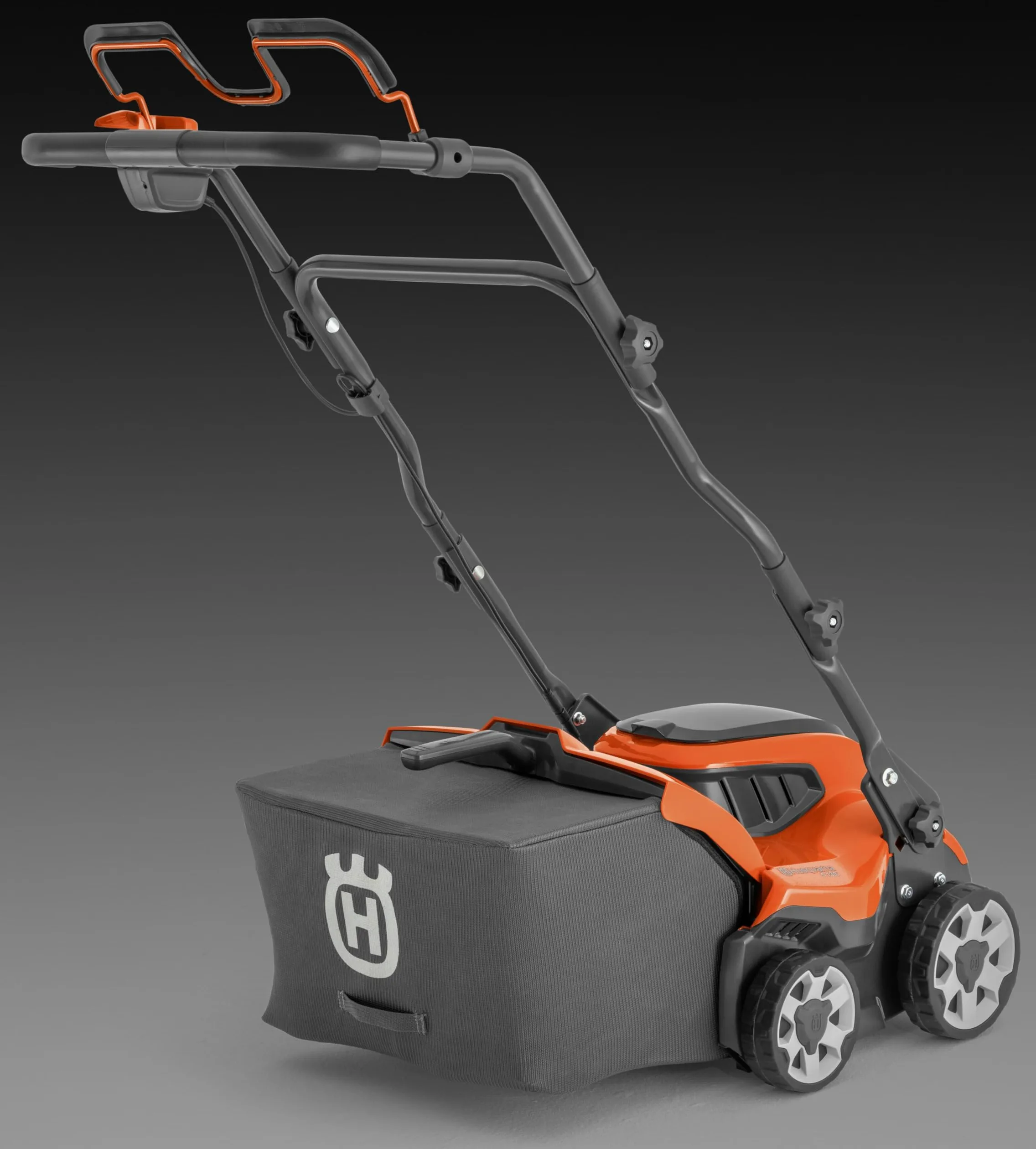 Scarificateur sans Fil Husqvarna S138i, 36 V, Largeur 37,5 cm, Profondeur réglable, poignée Pliable, 2 Batteries, Mode Save™. Batterie et Chargeur Inclus.
