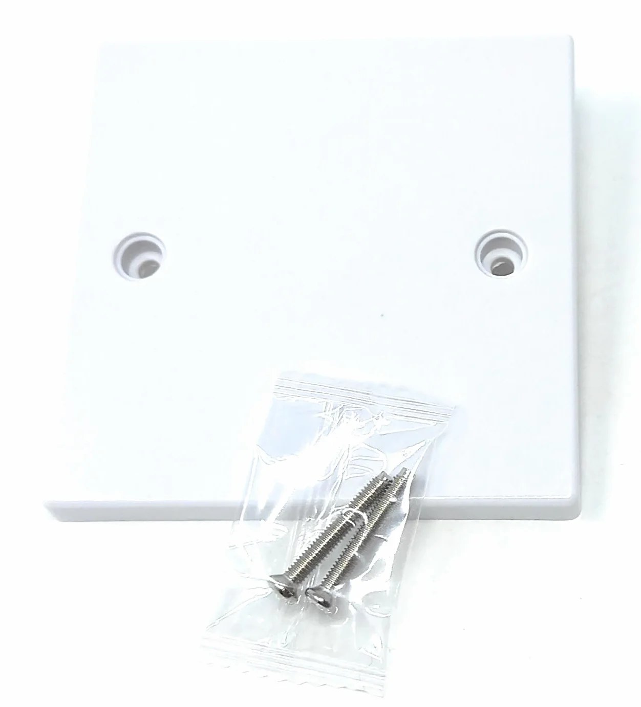 Couvercle de plaque aveugle simple pour prises électriques finition blanche 86 mm x 86 mm