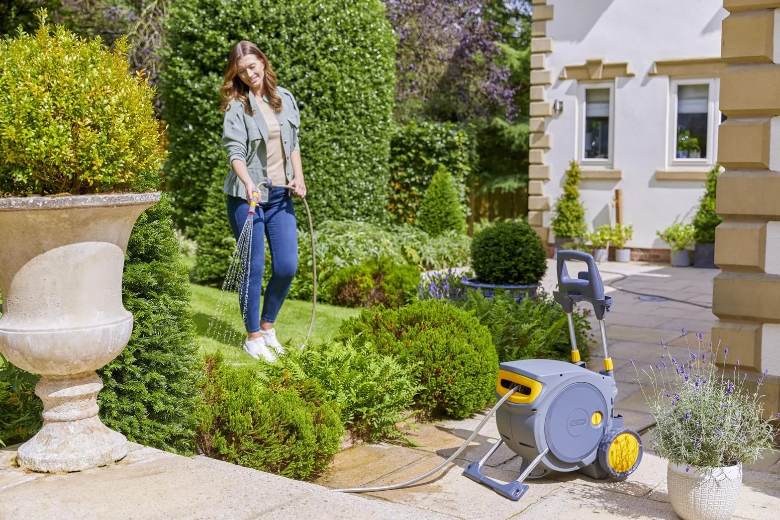 Chariot Hozelock Pro | Auto Reel Mobile | Inclus : Tuyau de jardin 35 m, buse 3-en-1, kit de connecteurs et raccords | Enroulement et superposition automatiques | Mobilité supérieure