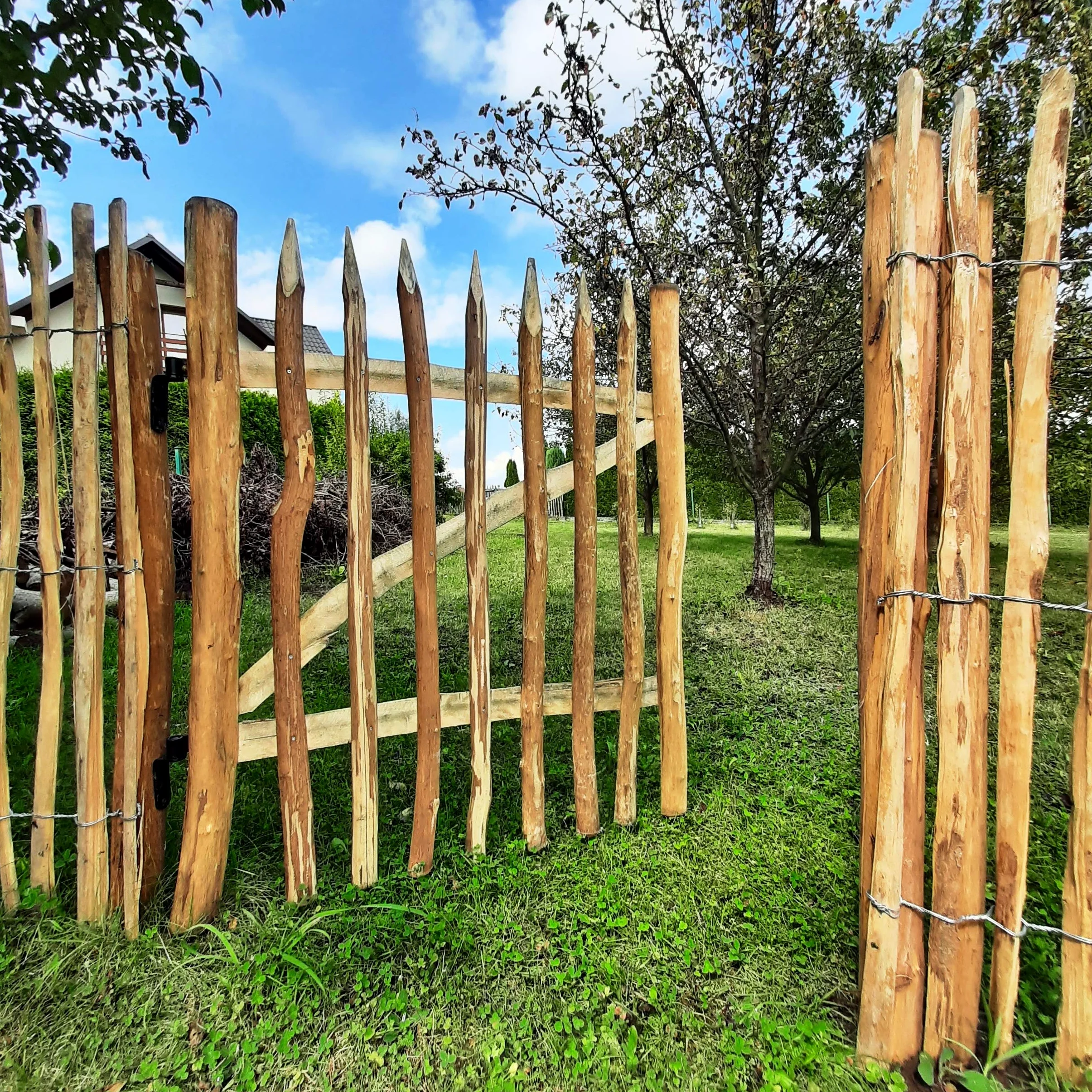 BOGATECO Grande Portillon Ferme Jardin en Bois | Largeur: 100cm | Hauteur: 120 cm | Largeur Entre Piquets de Clôture 6-7 cm | Comprend Charnières et Accessoires | Porte S'ouvre à Droite