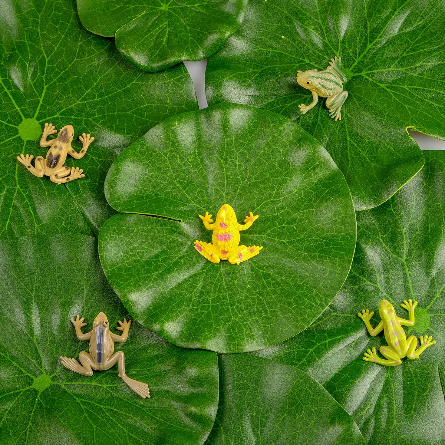Lot de 20 grenouilles en plastique - 12 grenouilles colorées - 8 feuilles de lotus artificielles flottantes pour étang, piscine, loisirs créatifs