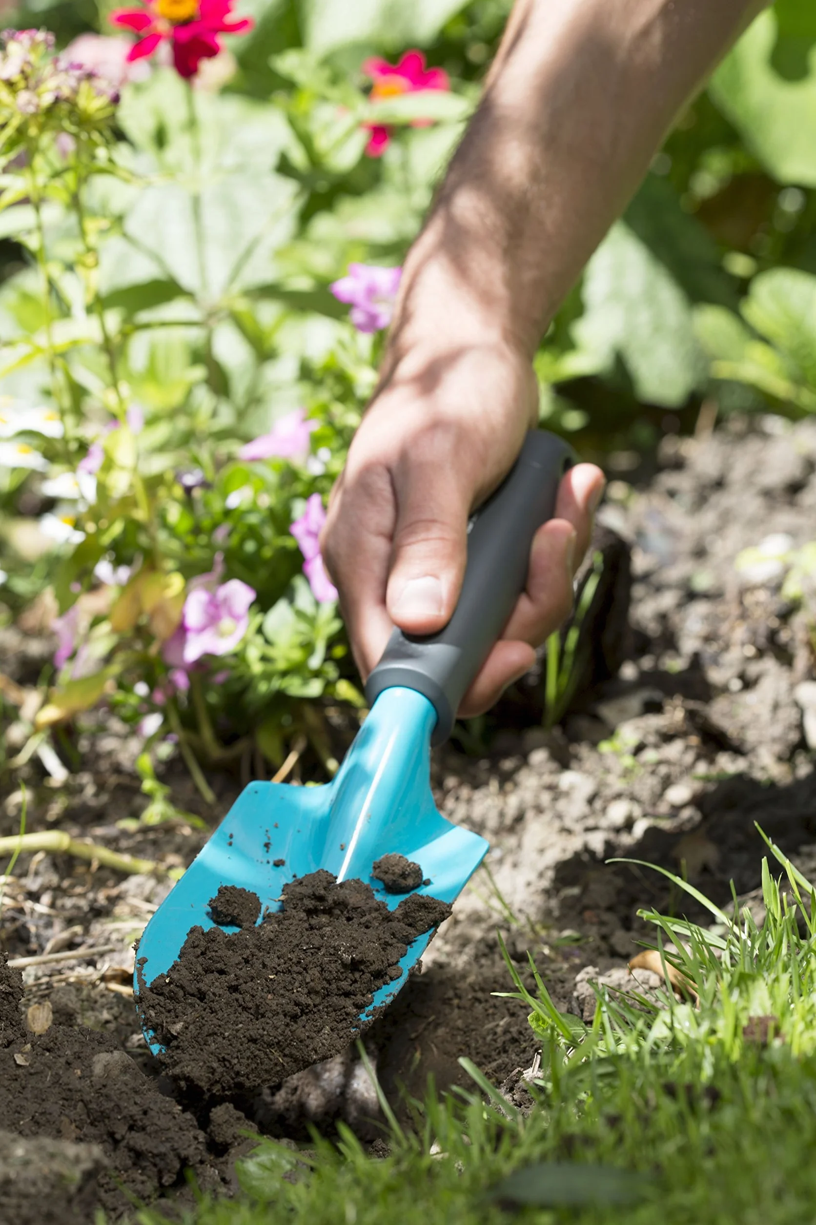 Transplantoir Classic de Gardena : pelle universelle pour la plantation et le repiquage dans le jardin et sur le balcon, acier de qualité, poignée ergonomique, largeur de travail 8 cm (8950-20)