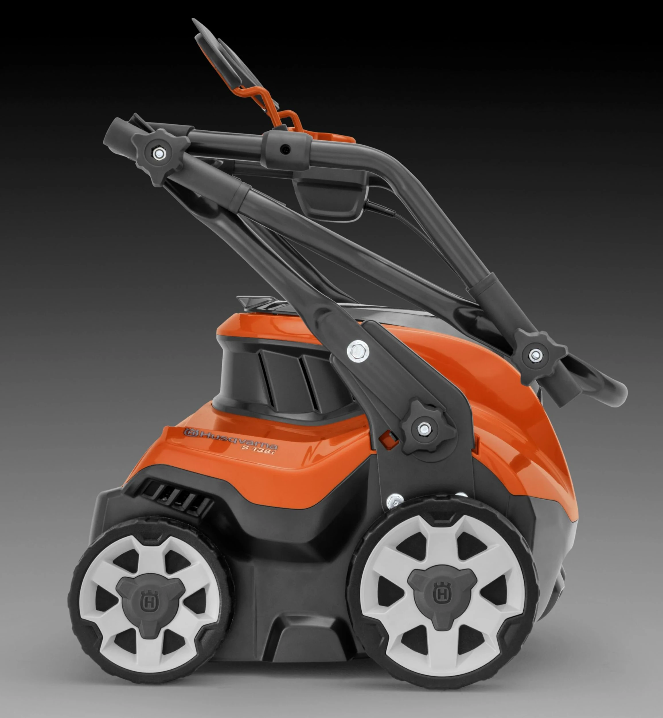 Scarificateur sans Fil Husqvarna S138i, 36 V, Largeur 37,5 cm, Profondeur réglable, poignée Pliable, 2 Batteries, Mode Save™. Batterie et Chargeur Inclus.