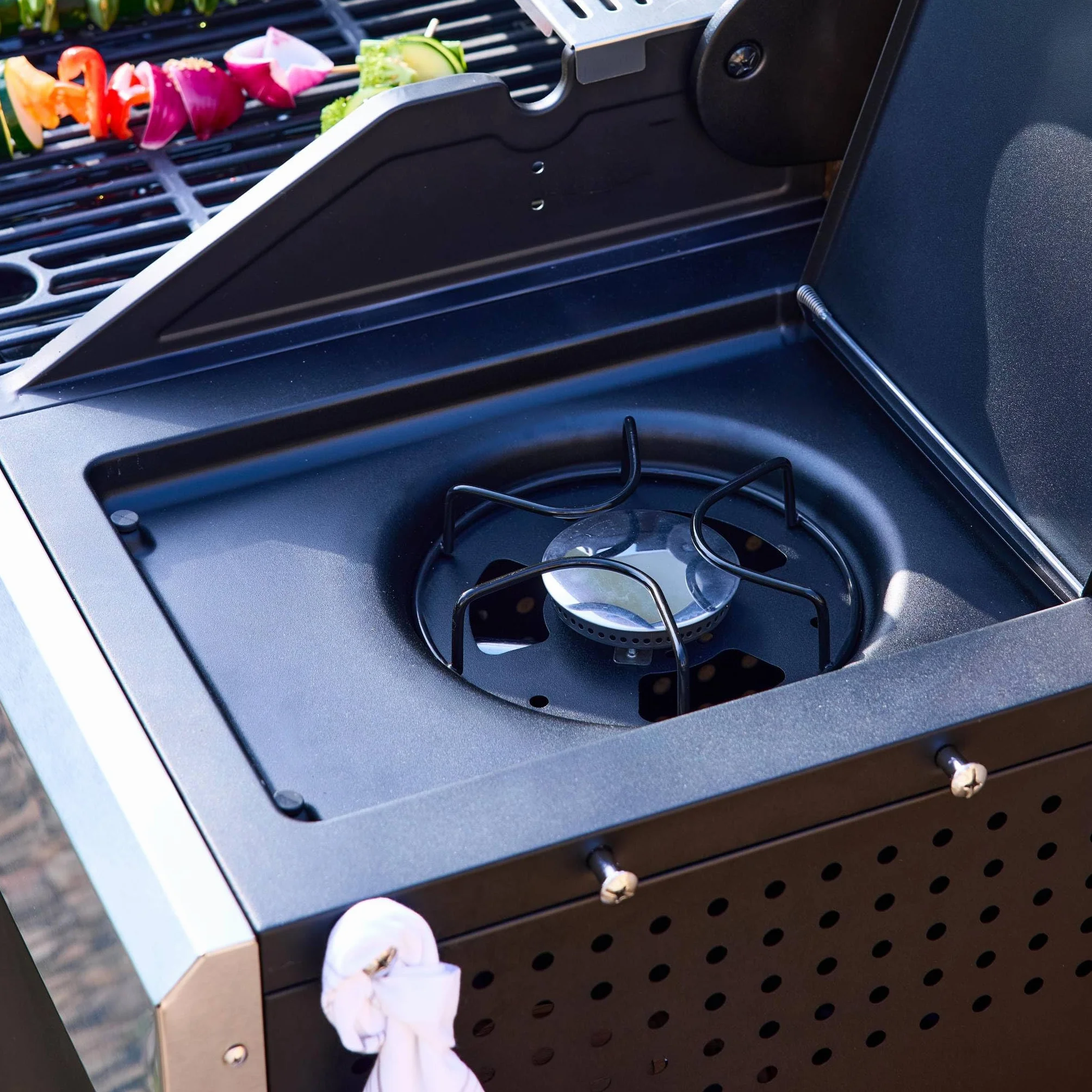Sweeek Barbecue gaz 4 brûleurs + 1 feu latéral MAXIM noir acier L 145.5 x P 61.5 x H 143.5cm