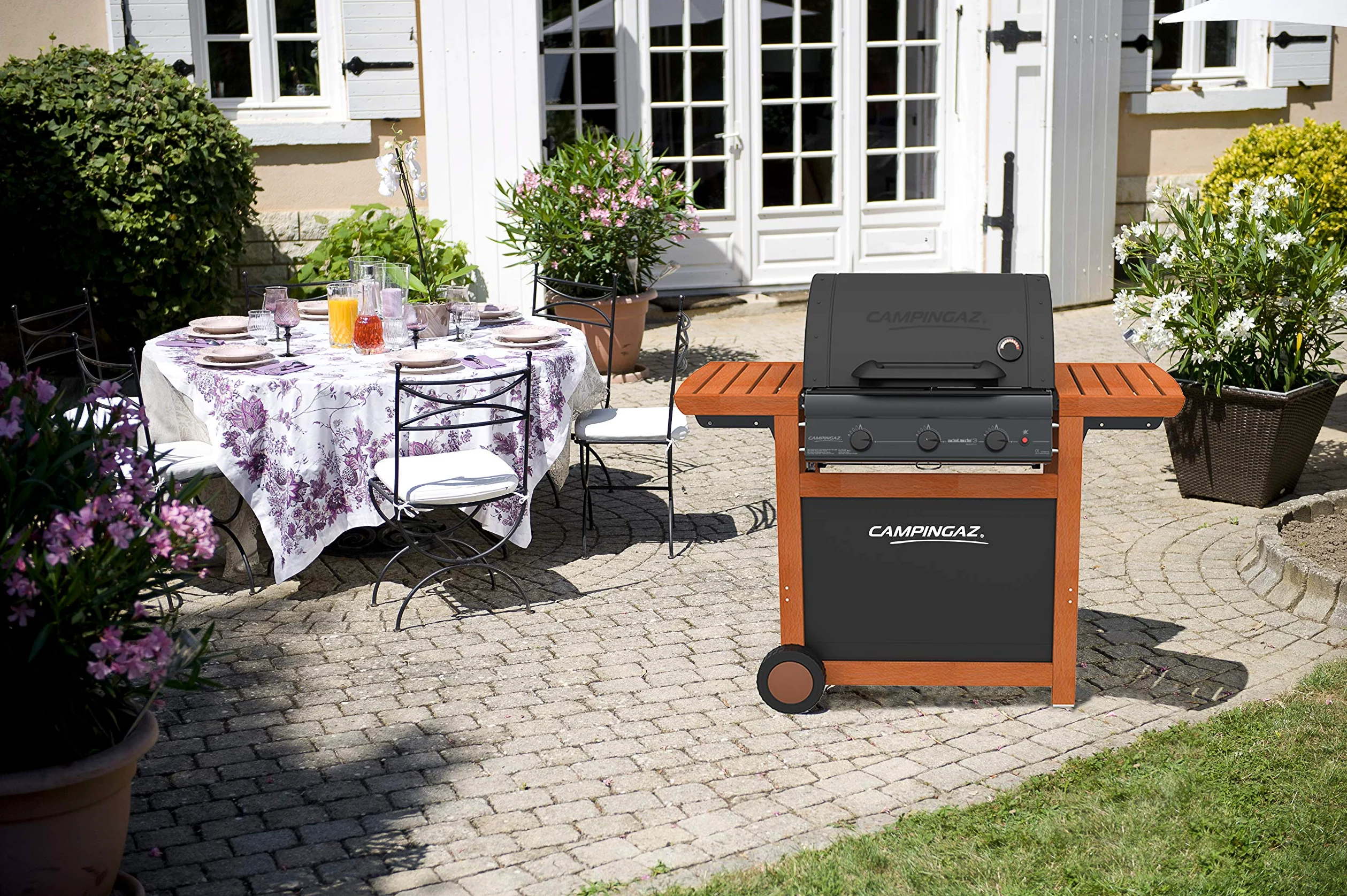 Campingaz Barbecue Gaz Adelaide 3 Woody L, 3 Brûleurs BBQ Gaz, Puissance 14kW, Grille et Plancha en Acier, 2 Tablettes Latérales