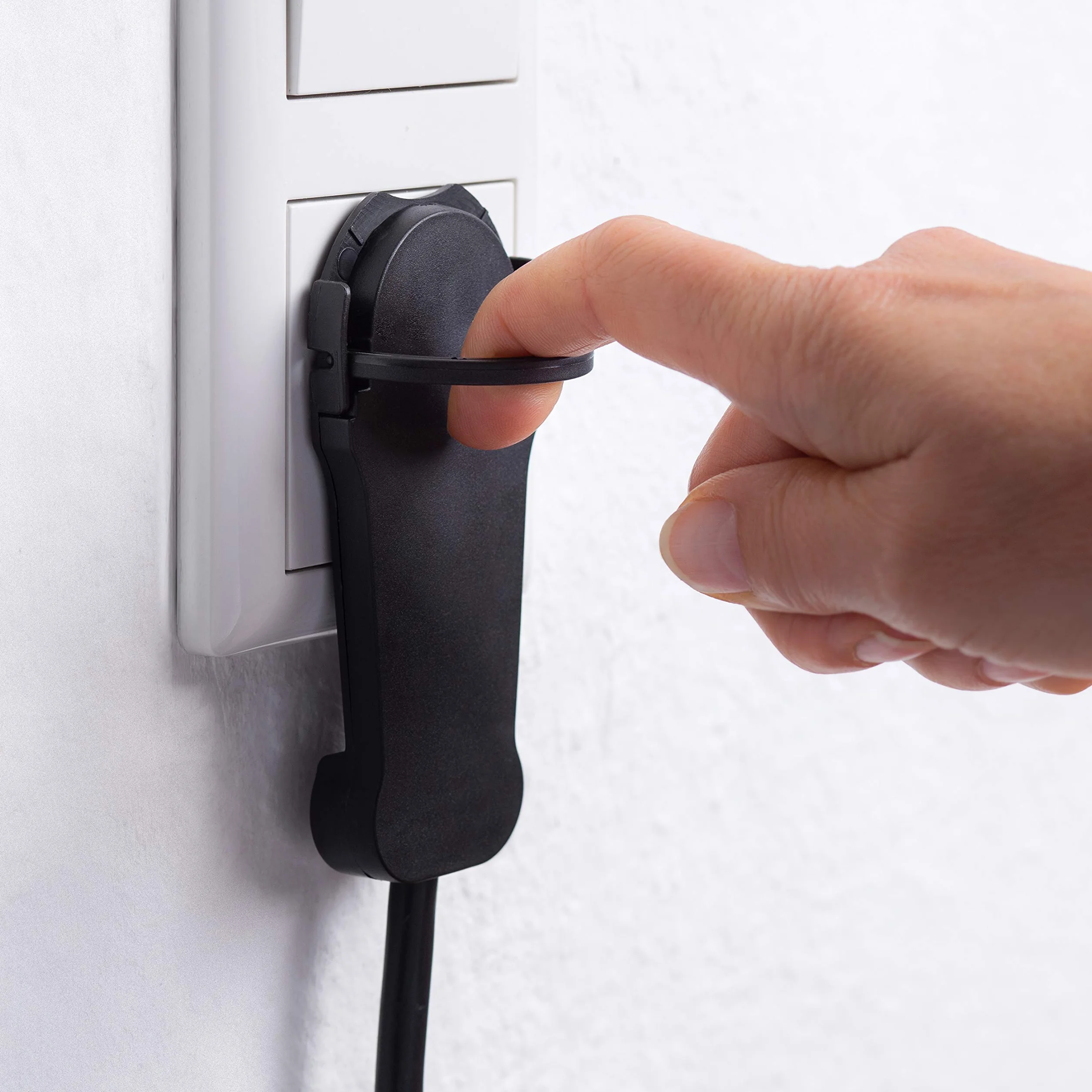 Meister Fiche Plate Noire avec Arceau Rabattable 1,5 mm² IP20 Fiche Coudée Extra Plate Schuko