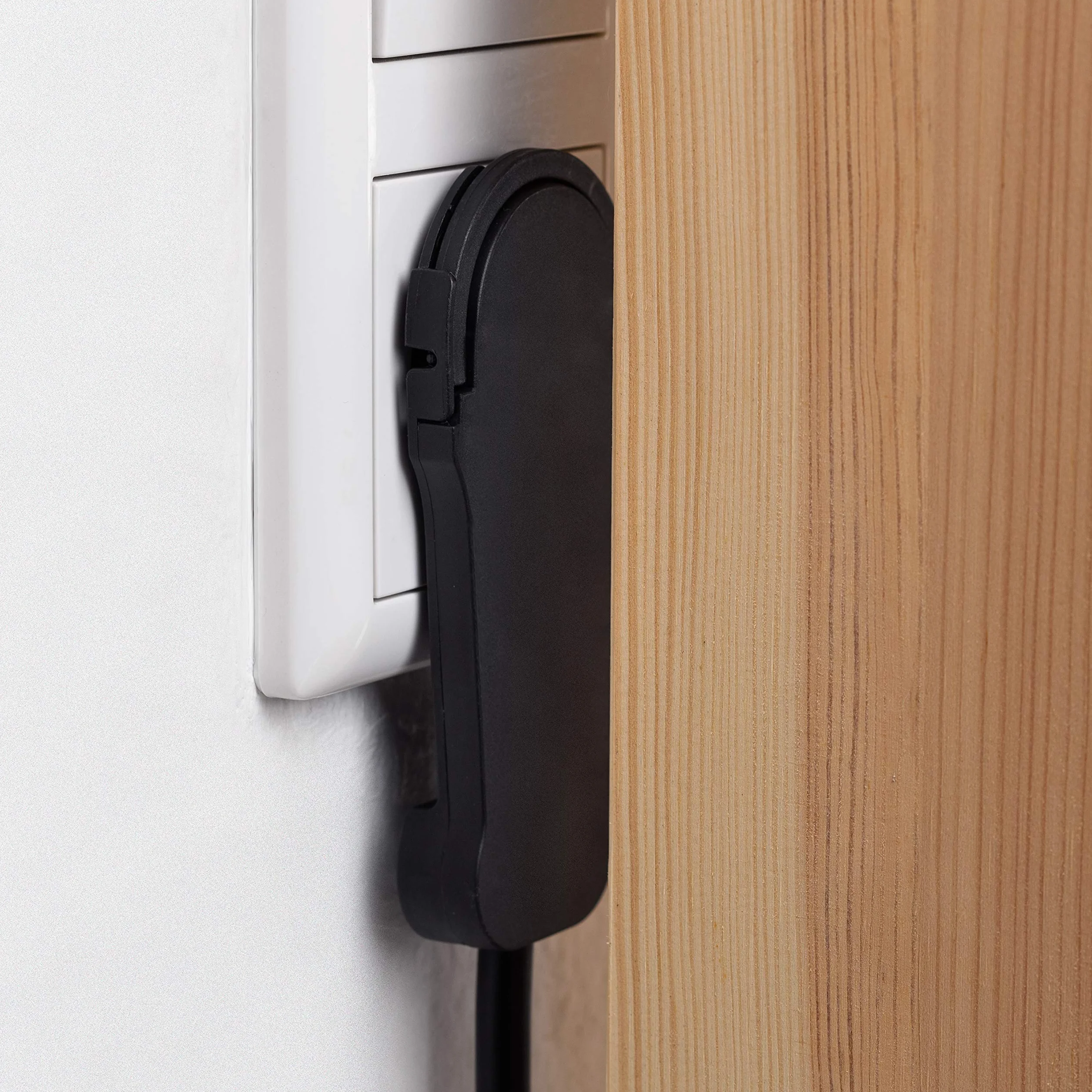 Meister Fiche Plate Noire avec Arceau Rabattable 1,5 mm² IP20 Fiche Coudée Extra Plate Schuko