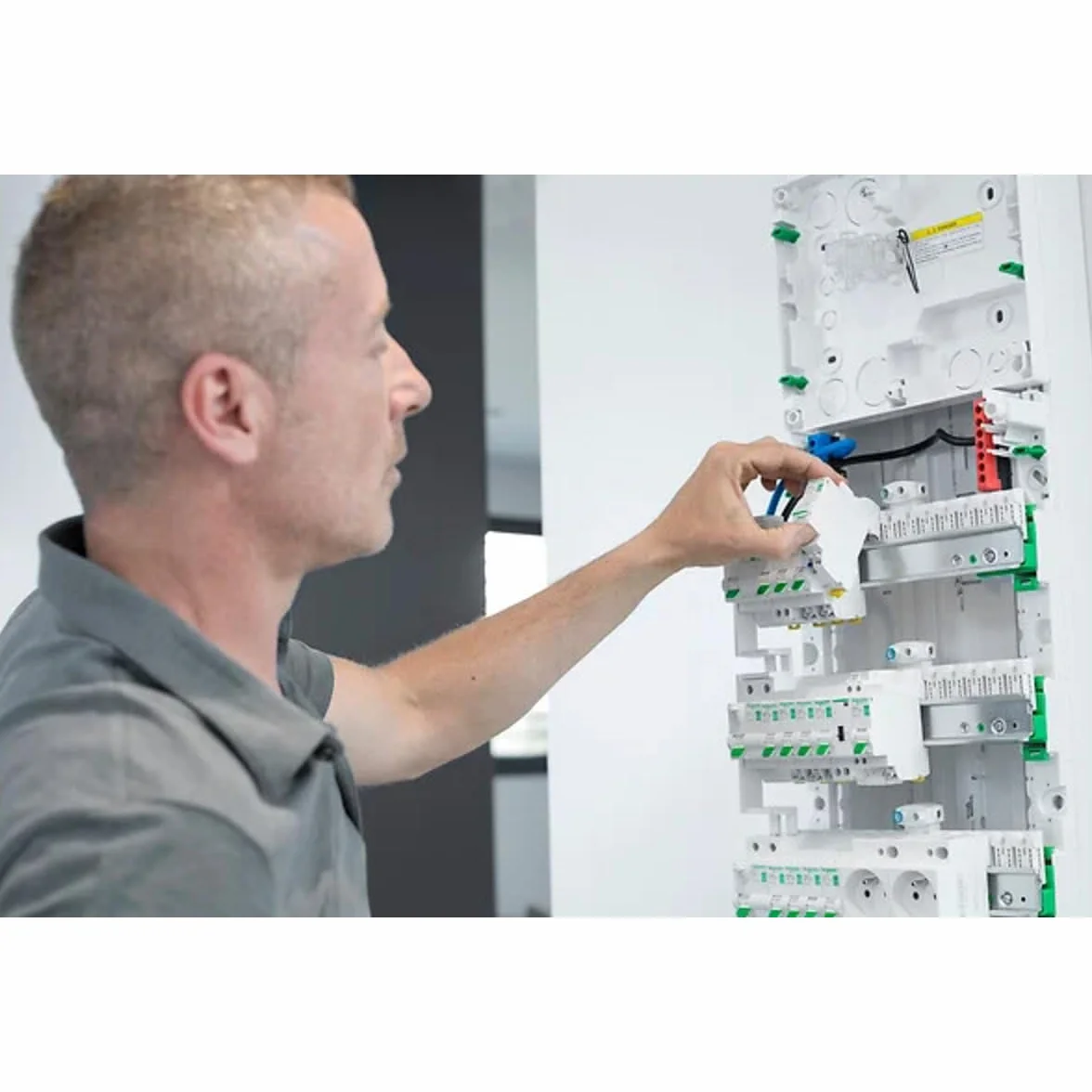 Schneider Electric Resi9 XE R9ECL616 1P+N 16A courbe C disjoncteur télérupteur embrochable