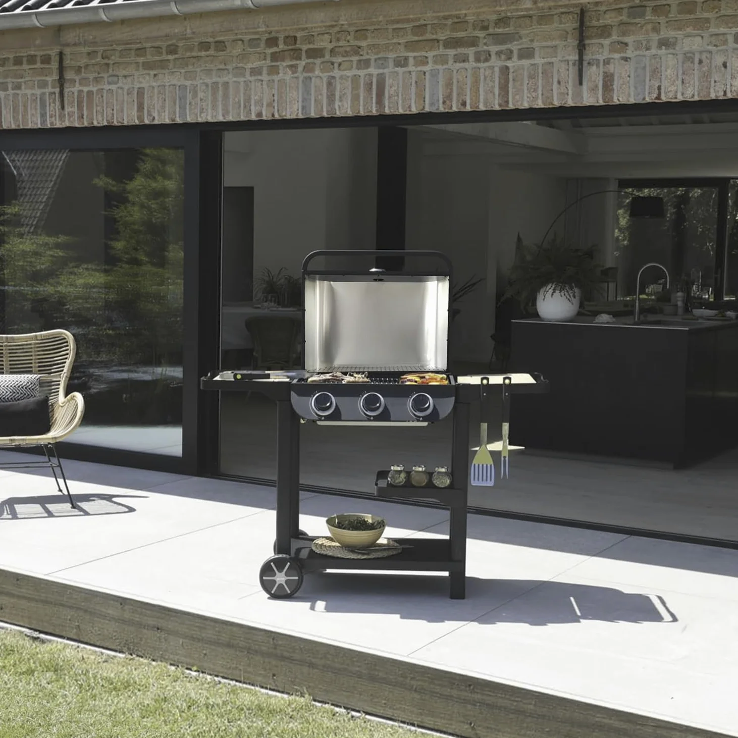 Cook’in Garden - Barbecue Gaz FLAVO 60 sur Chariot, 3 Brûleurs, Fonction Grill et Plancha, Structure Métal, Cuve Acier, Allumage Facile, Capot avec Thermomètre, Idéal Terrasse Extérieur Jardin