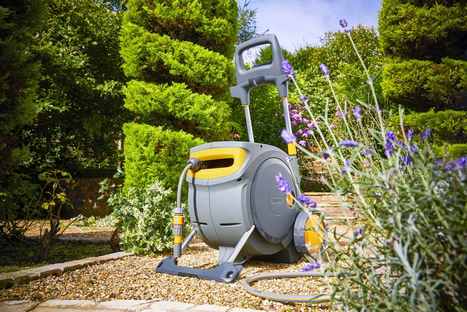 Chariot Hozelock Pro | Auto Reel Mobile | Inclus : Tuyau de jardin 35 m, buse 3-en-1, kit de connecteurs et raccords | Enroulement et superposition automatiques | Mobilité supérieure