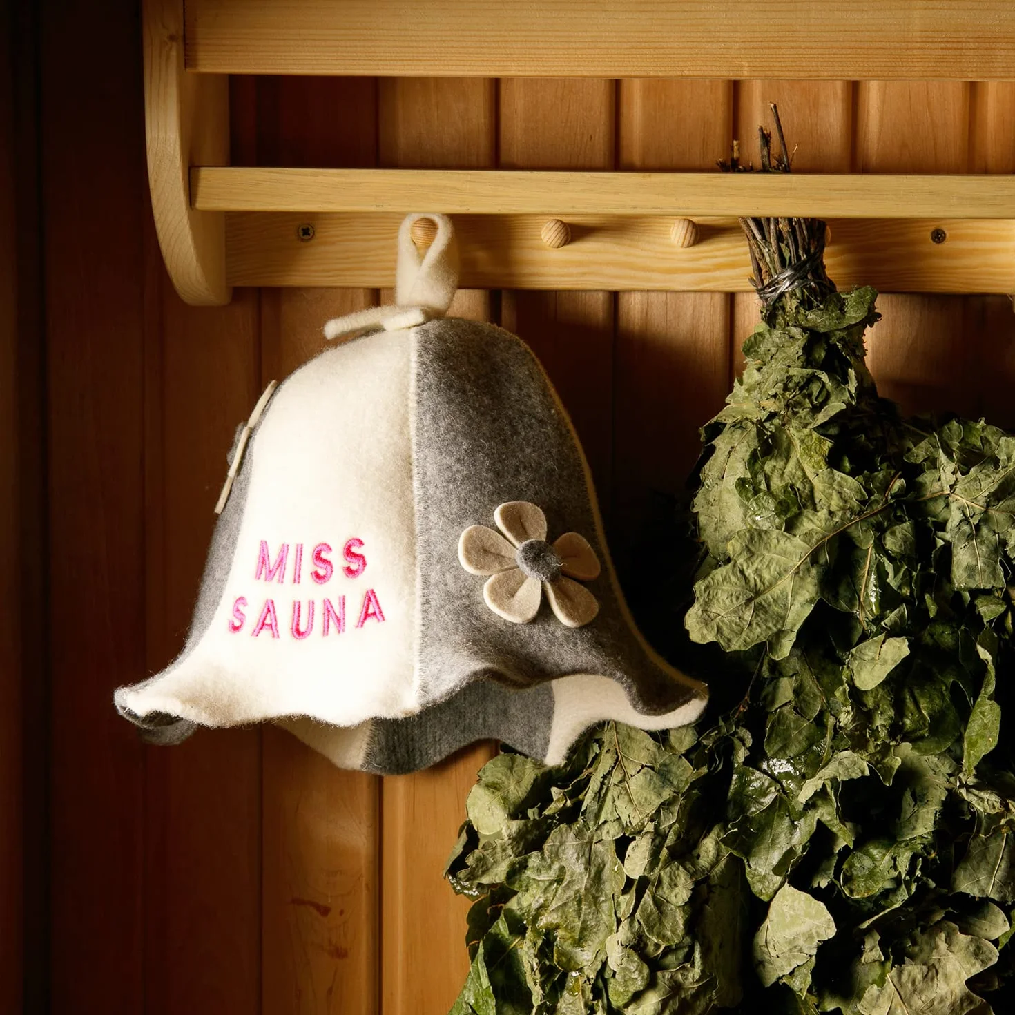 Chapeau de sauna blanc feutre de laine bio pour bania russe avec broderie