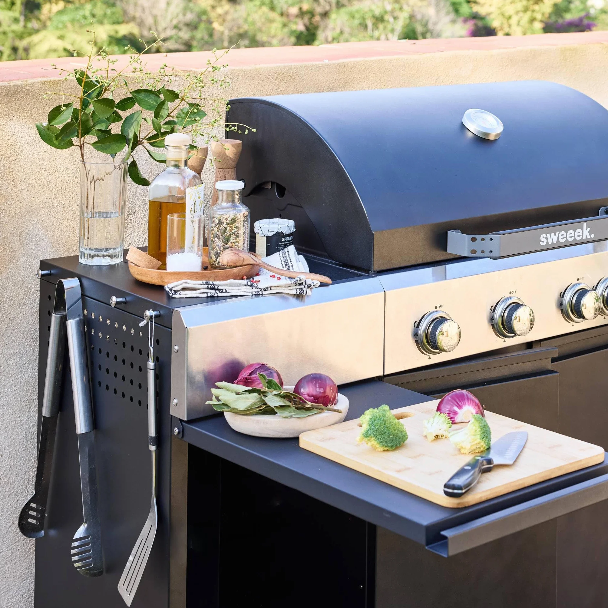 Sweeek Barbecue gaz 4 brûleurs + 1 feu latéral MAXIM noir acier L 145.5 x P 61.5 x H 143.5cm