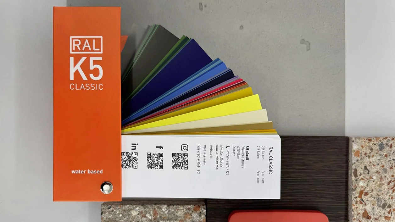 RAL K5 nuancier de couleur, 216 échantillons satinés pleine page, 8 langues