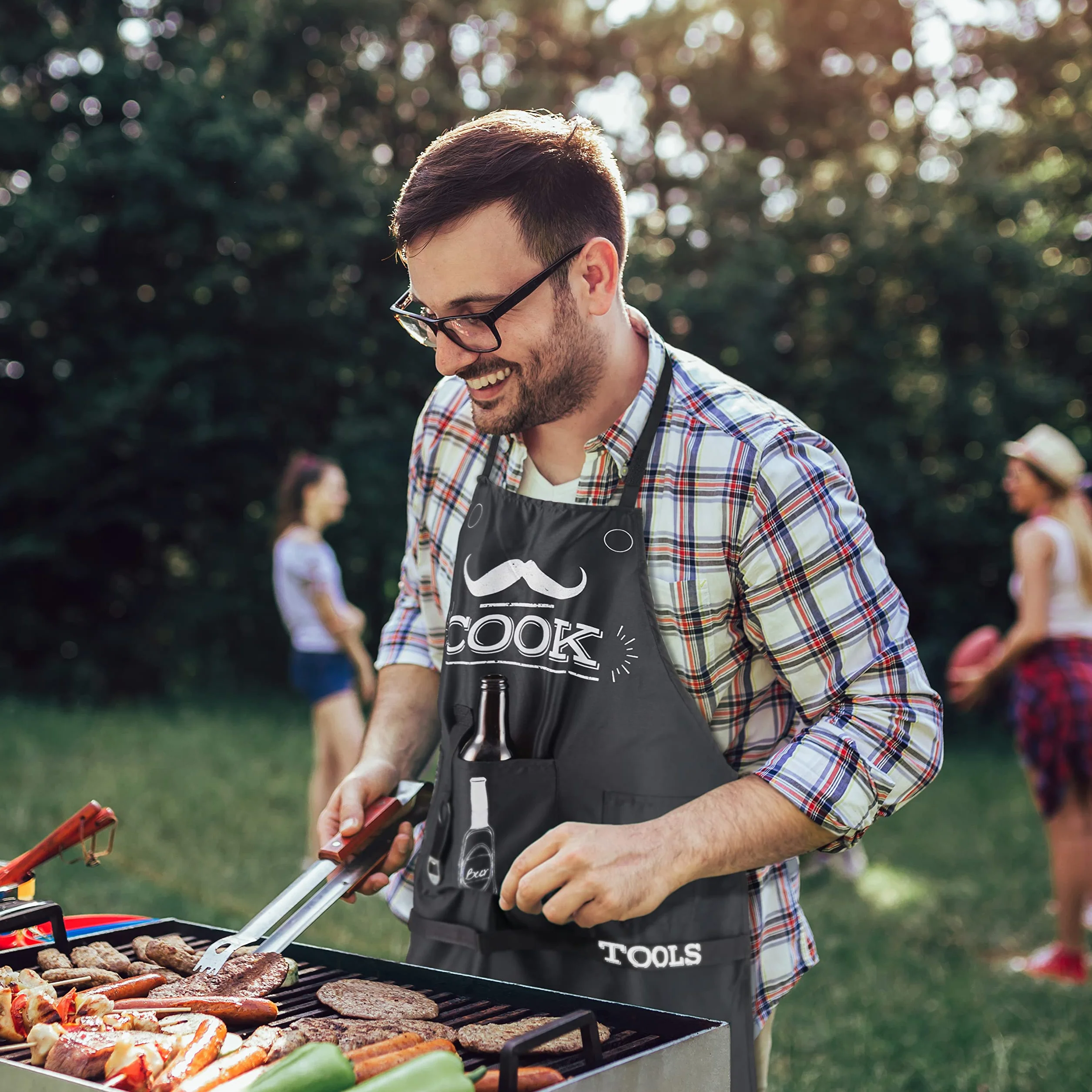 BRAMBLE Tablier BBQ Drôle pour Hommes, Tablier de Barbecue avec Capuche, 7 Poches & Décapsuleur Inclus - Cadeau Original Rigolo pour Noël, Anniversaires, Saint Valentin & Fête des Pères