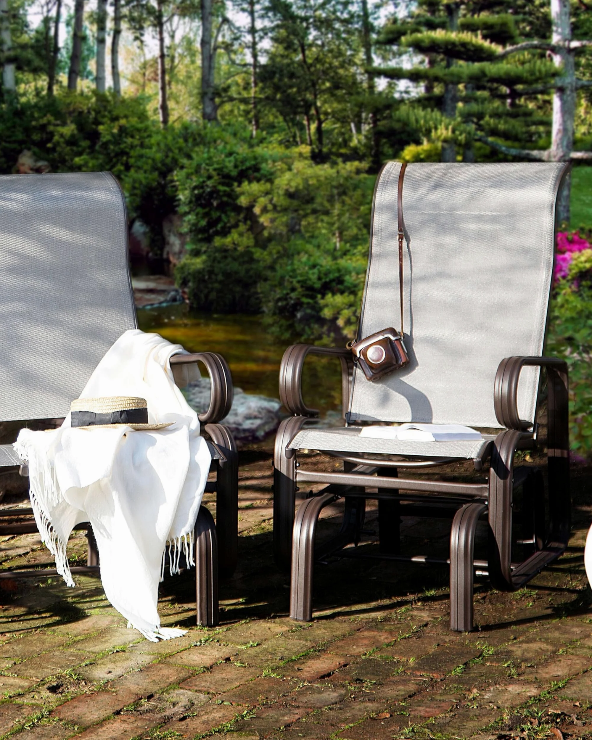 Beliani Chaise Fauteuil à Bascule en Aluminium et Textile Marron Confortable Durable et Élégante pour Salon Jardin ou Terrasse au Style Moderne