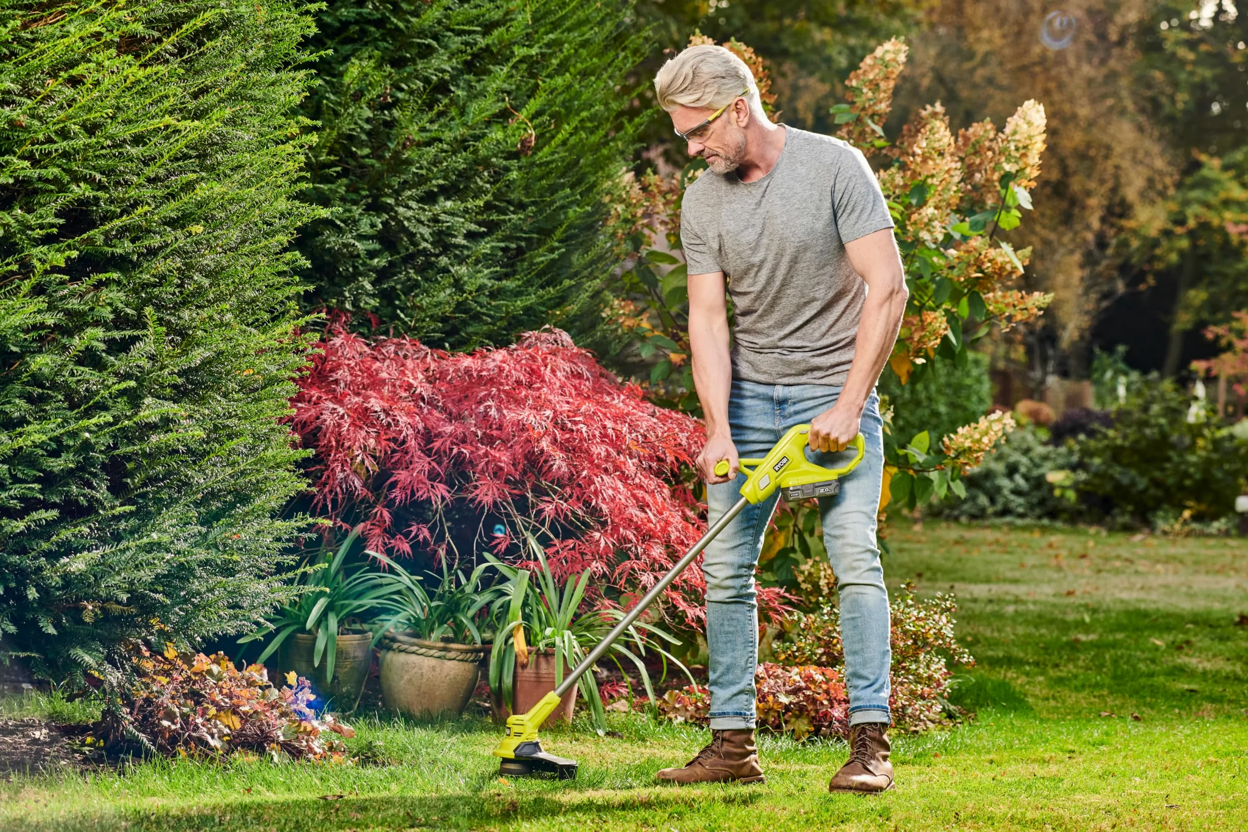 RYOBI 18 V One+ Coupe Bordure à Batterie RY18LT23A-120P, Largeur de Coupe 23 cm avec Lame en Plastique, livré avec Batterie 2,0 Ah et Chargeur