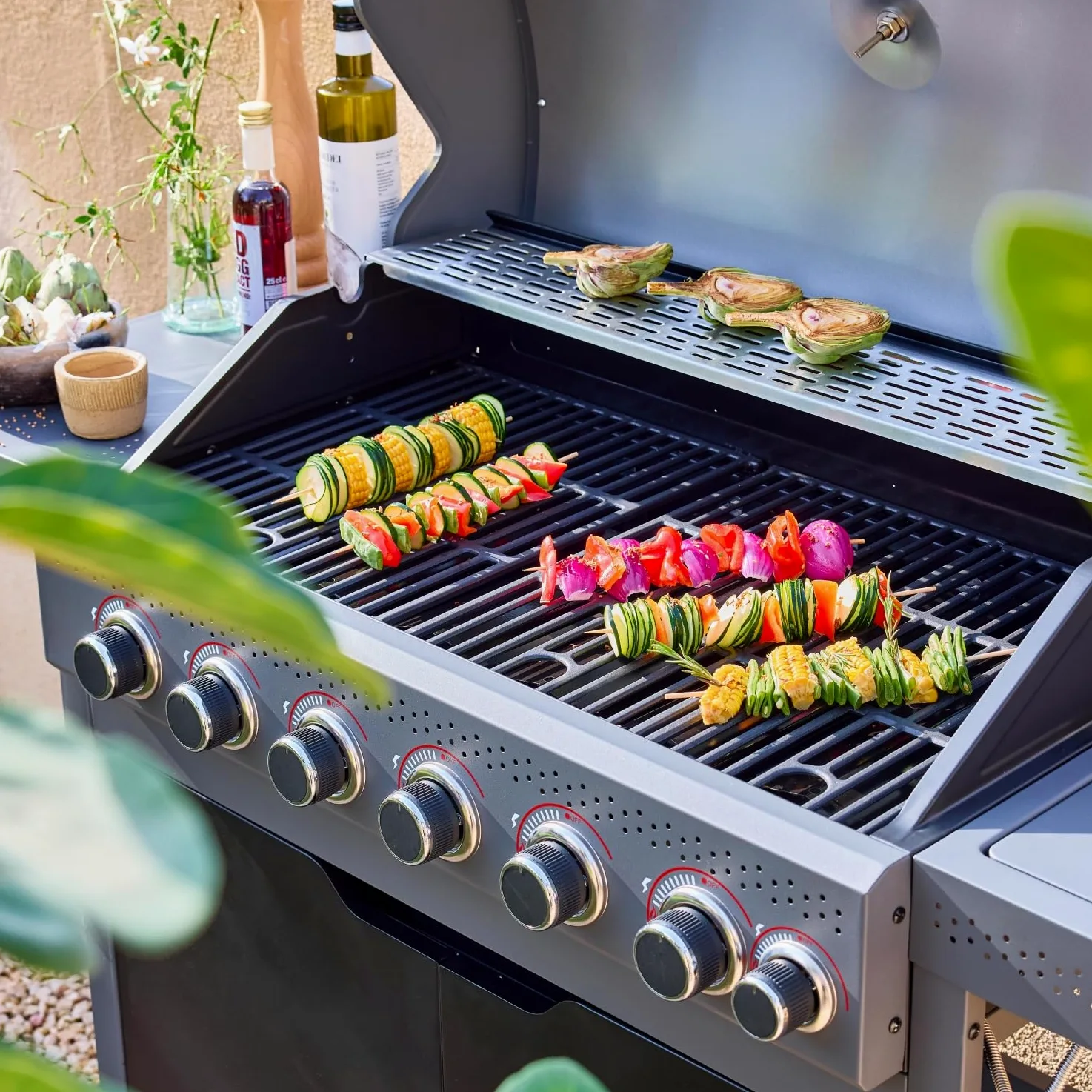 sweeek - Barbecue au gaz Edmond noir - 6 brûleurs + 1 feu latéral. avec thermomètre. L 132x P62 x H143 cm
