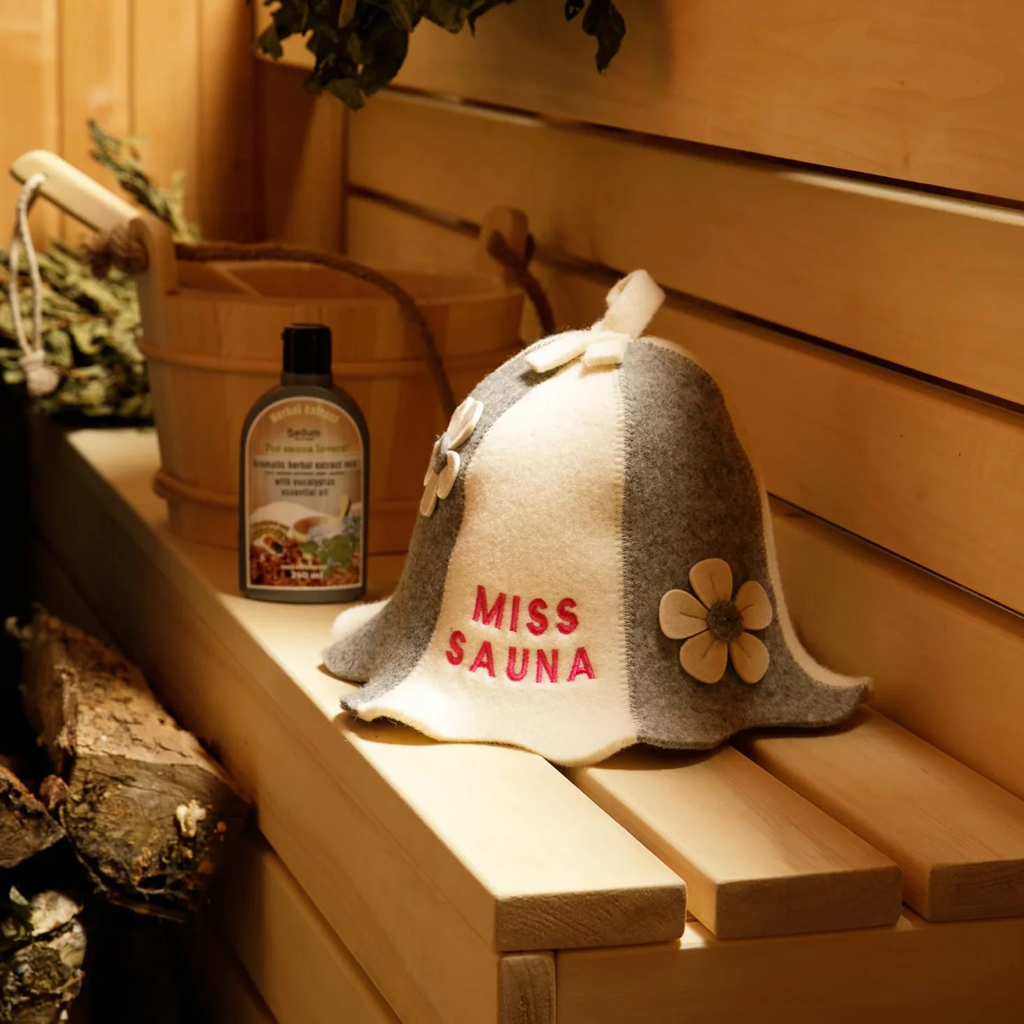Chapeau de sauna blanc feutre de laine bio pour bania russe avec broderie