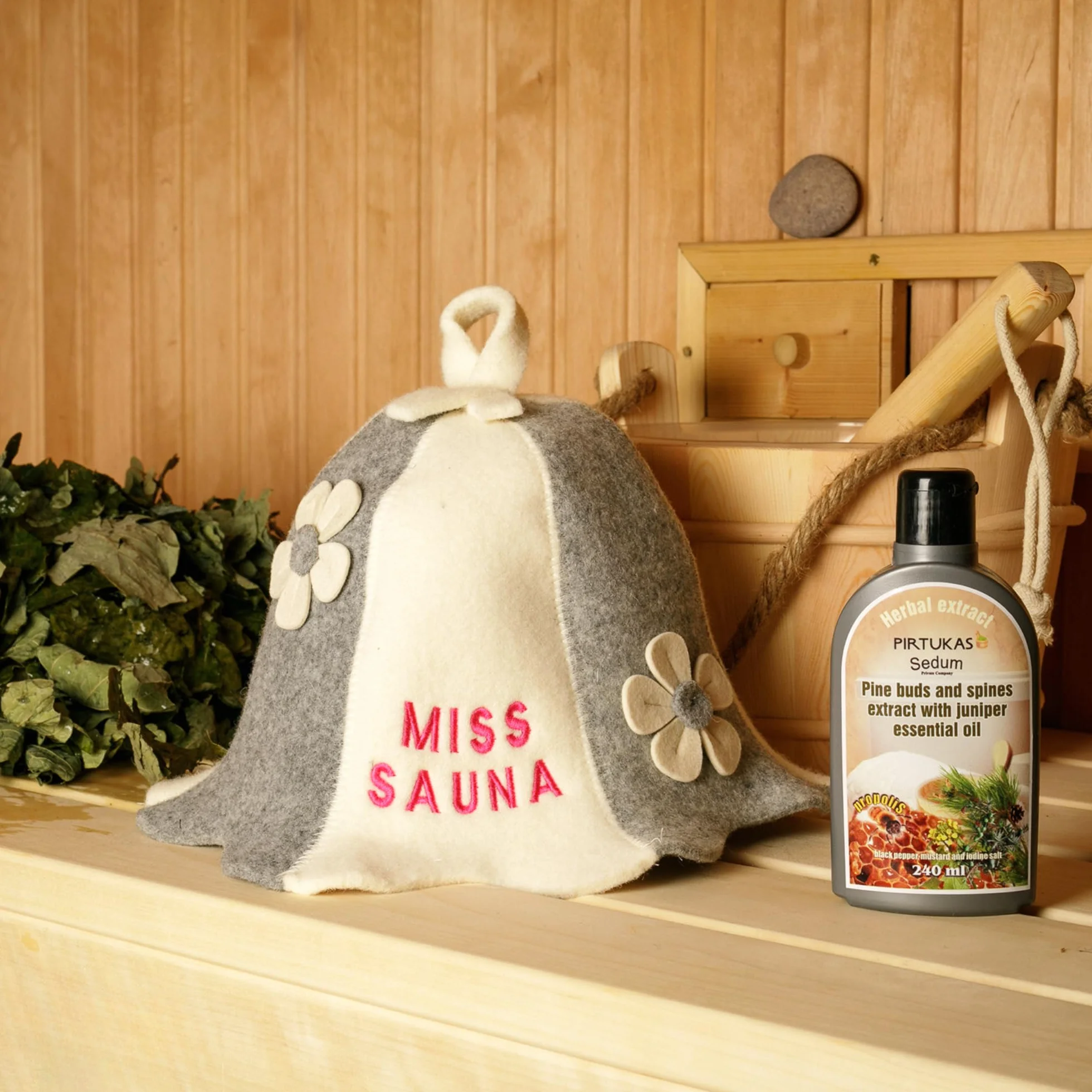 Chapeau de sauna blanc feutre de laine bio pour bania russe avec broderie