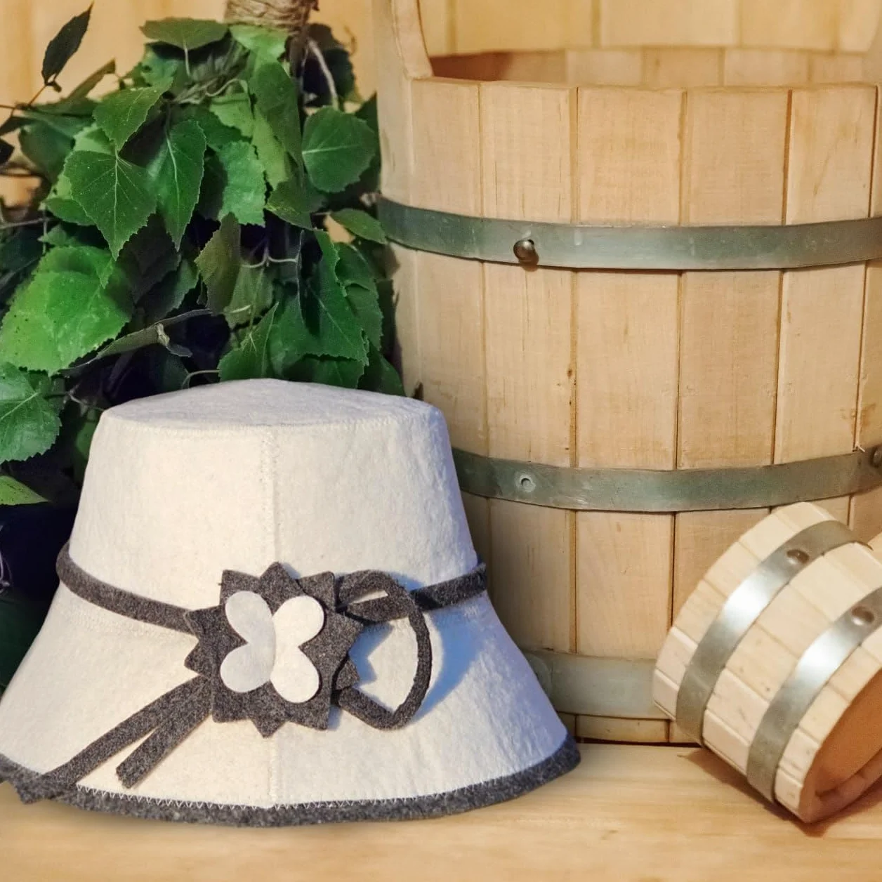 Chapeau de Sauna pour Femme en Feutre de Laine 100% avec Broderie Florale Blanc/Gris